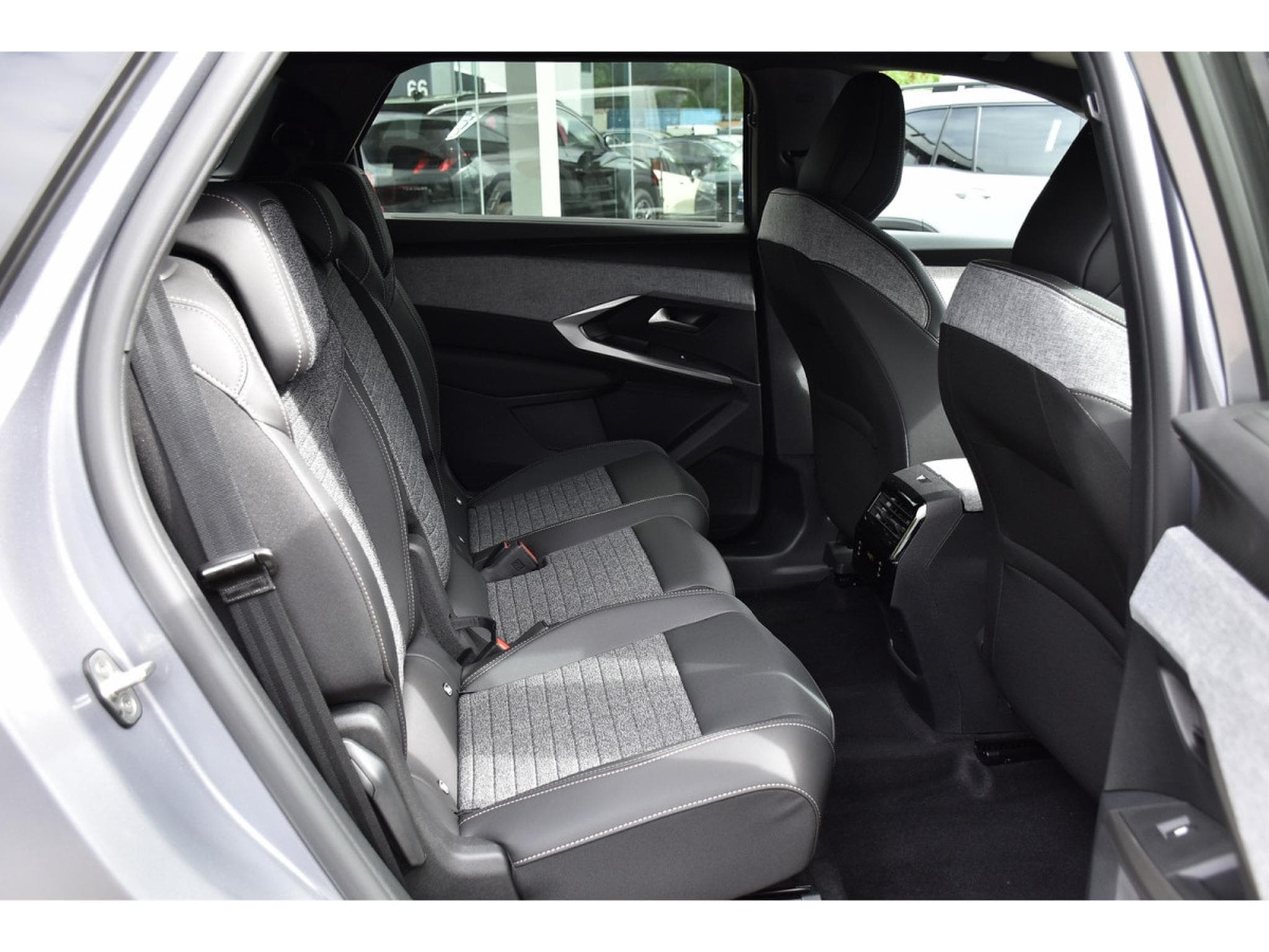 Peugeot 5008 Hybrid 145 Allure e-DCS ACC SG CHFF CAM360 NEUF (2026) - Photo 8