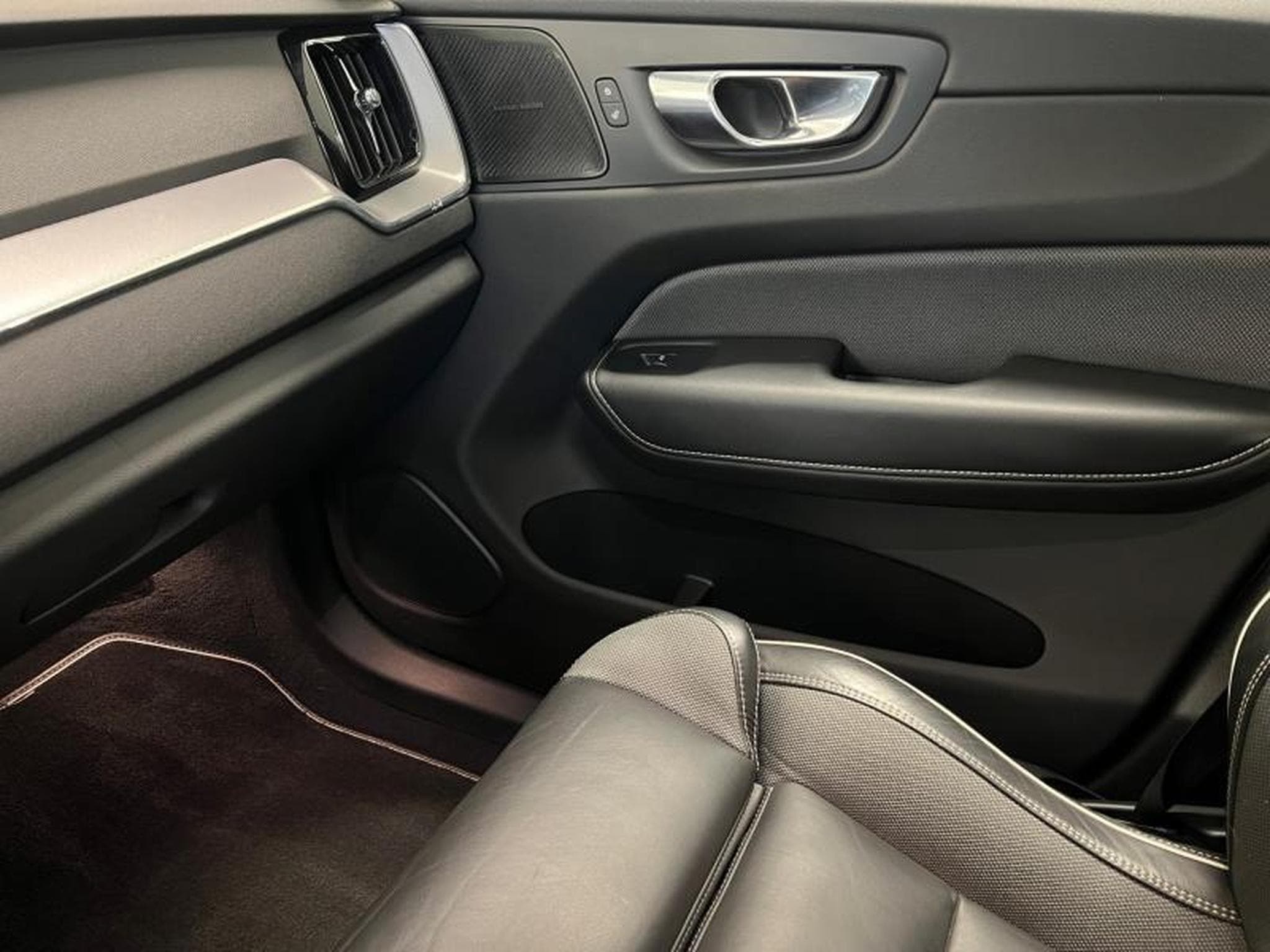 Volvo XC60 R-Design (2021) - Photo 11