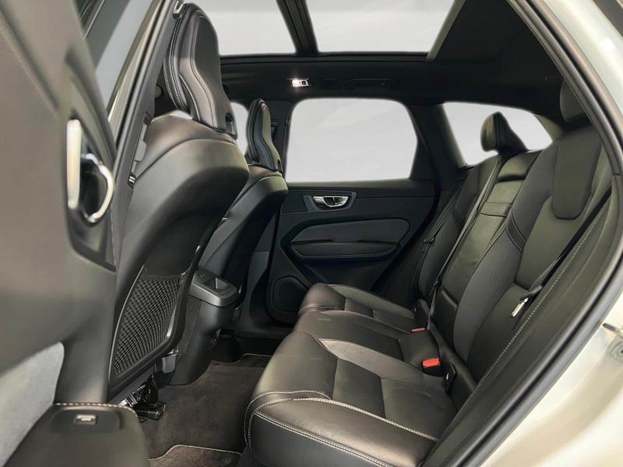 Volvo XC60 R-Design (2021) - Photo 13