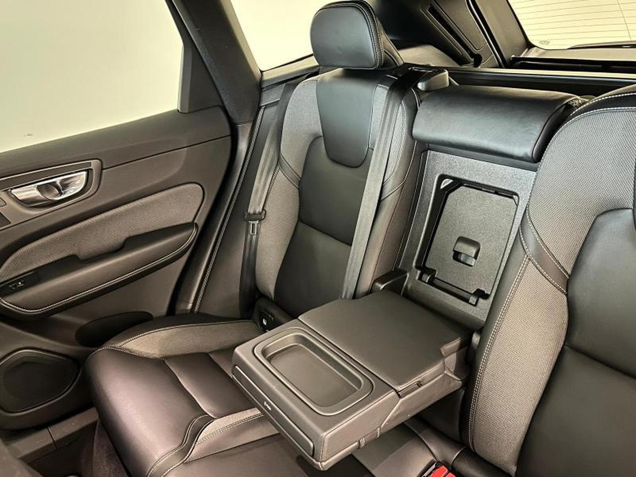 Volvo XC60 R-Design (2021) - Photo 16