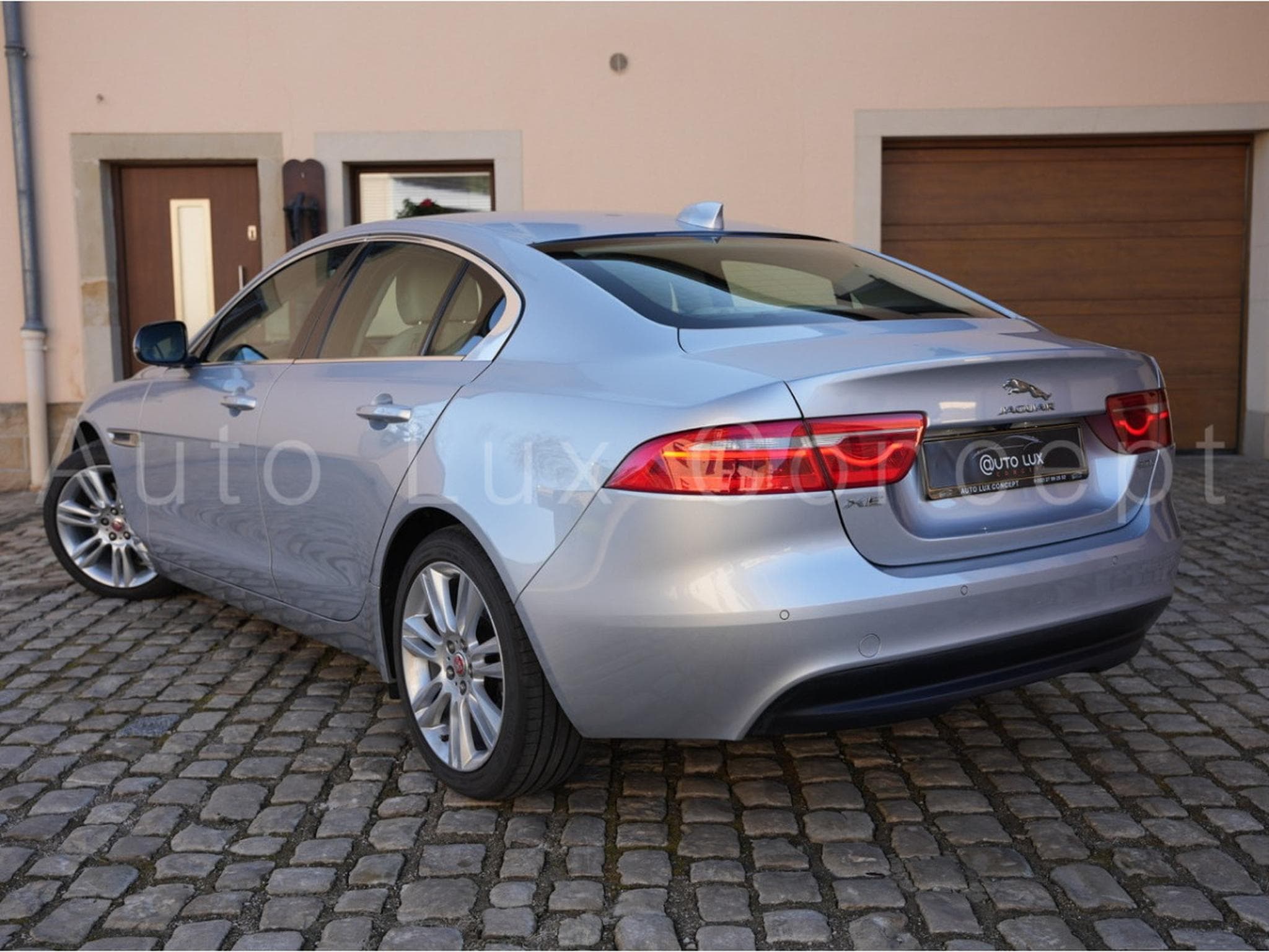 Jaguar XE Portfolio 20t (2016) - Photo 4