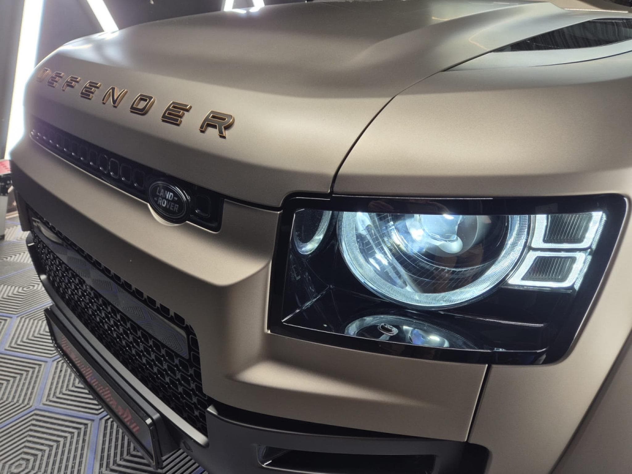 Land-Rover Defender V8 4.4 P635 110 OCTA Petra Copper SHZ LEDER KAMERA*PANO*MERI (2025) - Photo 4