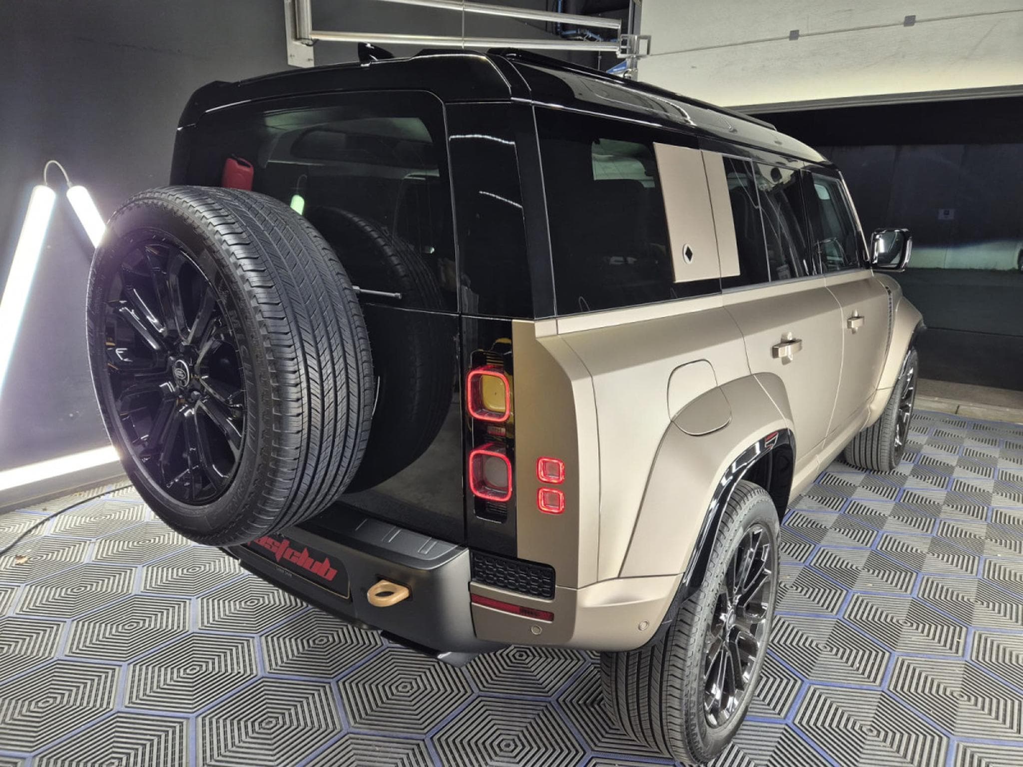 Land-Rover Defender V8 4.4 P635 110 OCTA Petra Copper SHZ LEDER KAMERA*PANO*MERI (2025) - Photo 9