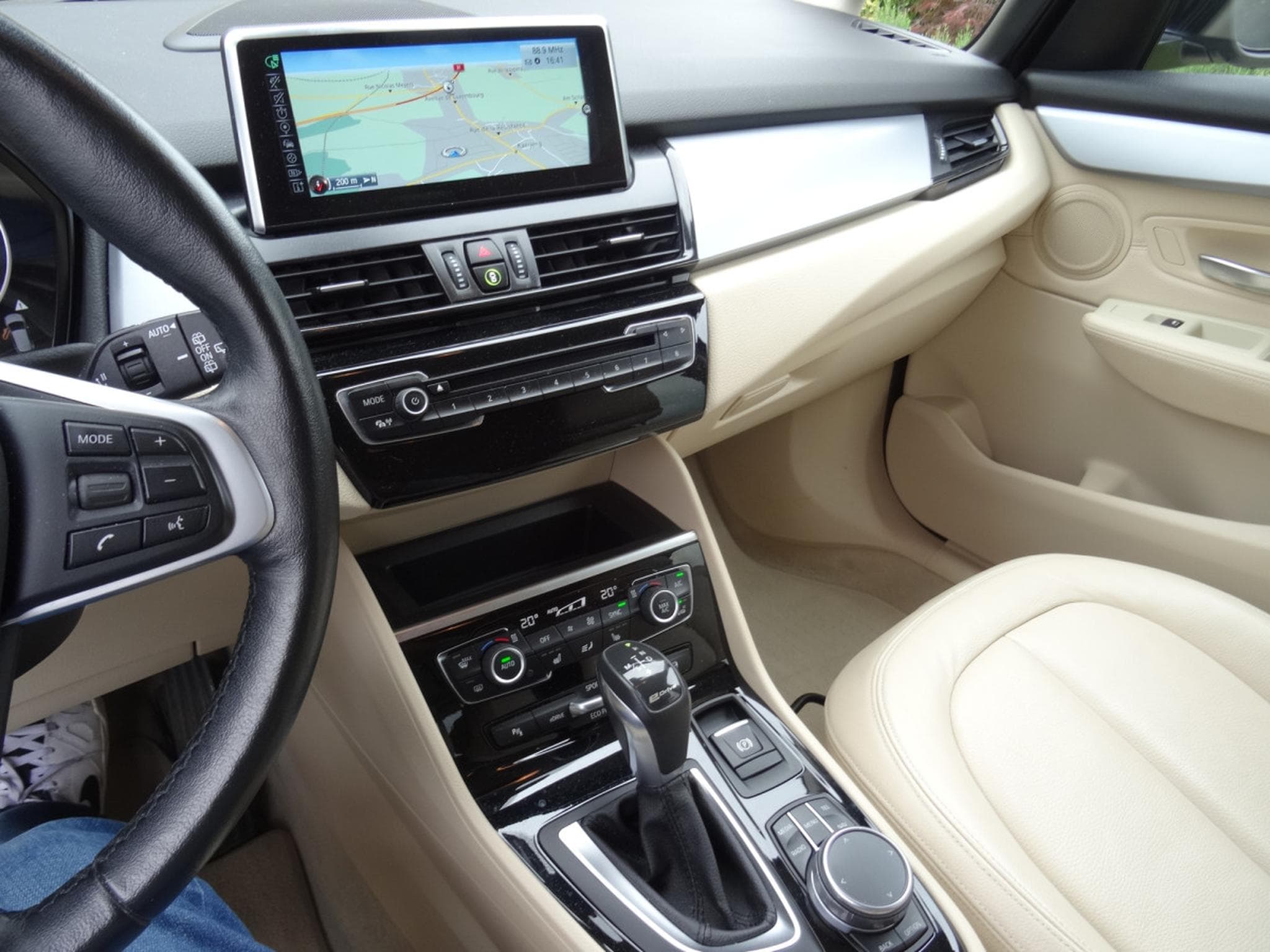 BMW 225 XE IPERFORMAN (2017) - Photo 9
