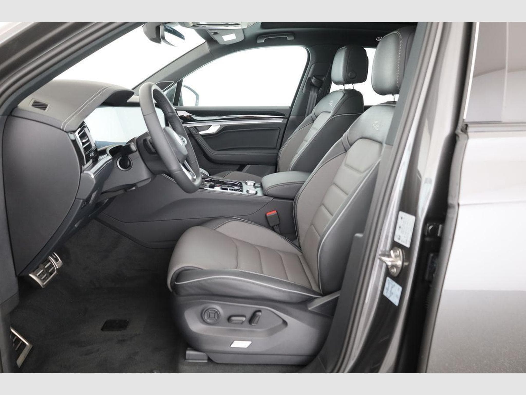 VW Touareg 3.0 TDI 210 kW 4Motion R-Line (2025) - Photo 10