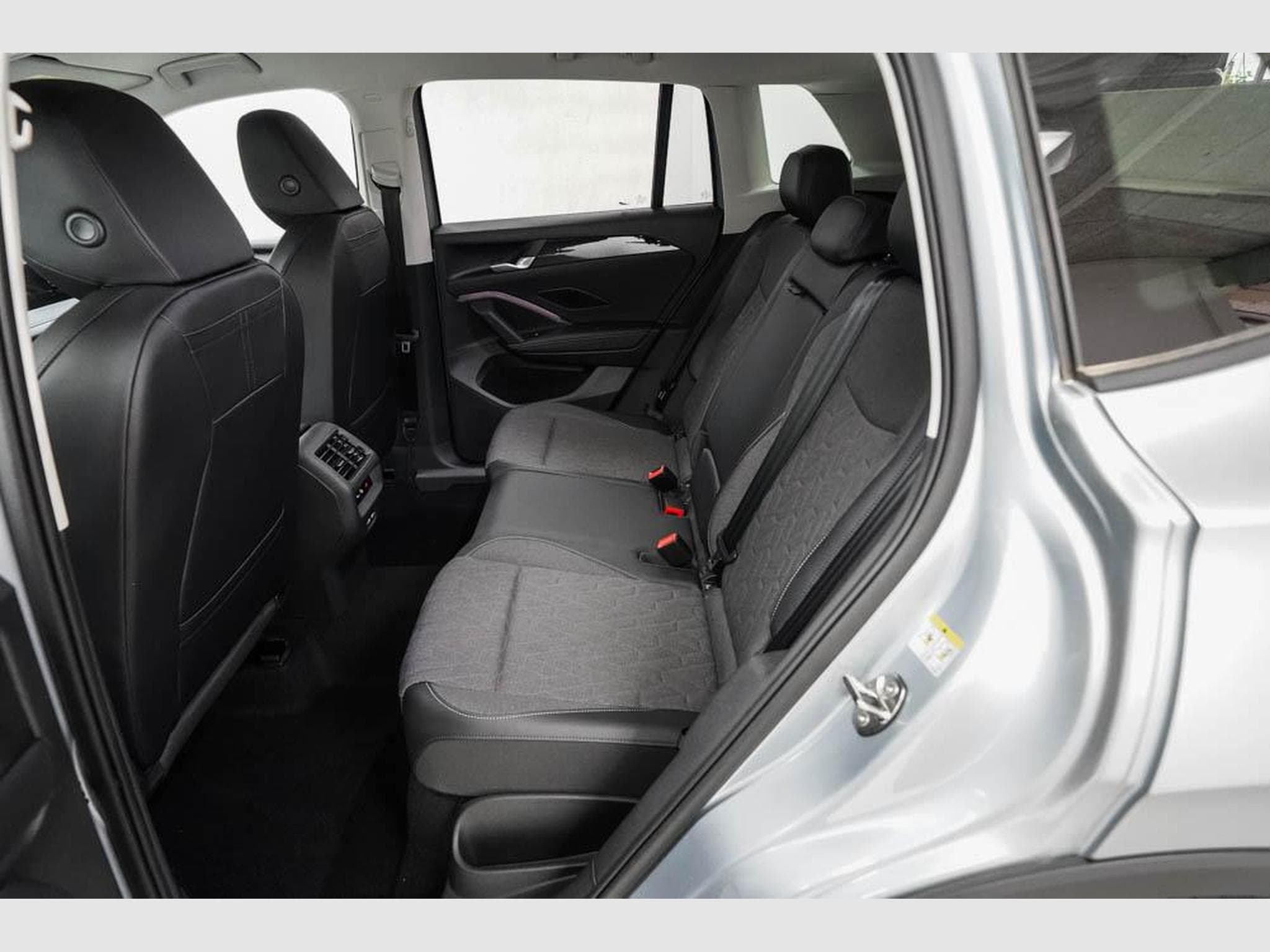 VW Tiguan 1,5 eTSI DSG (2025) - Foto 17