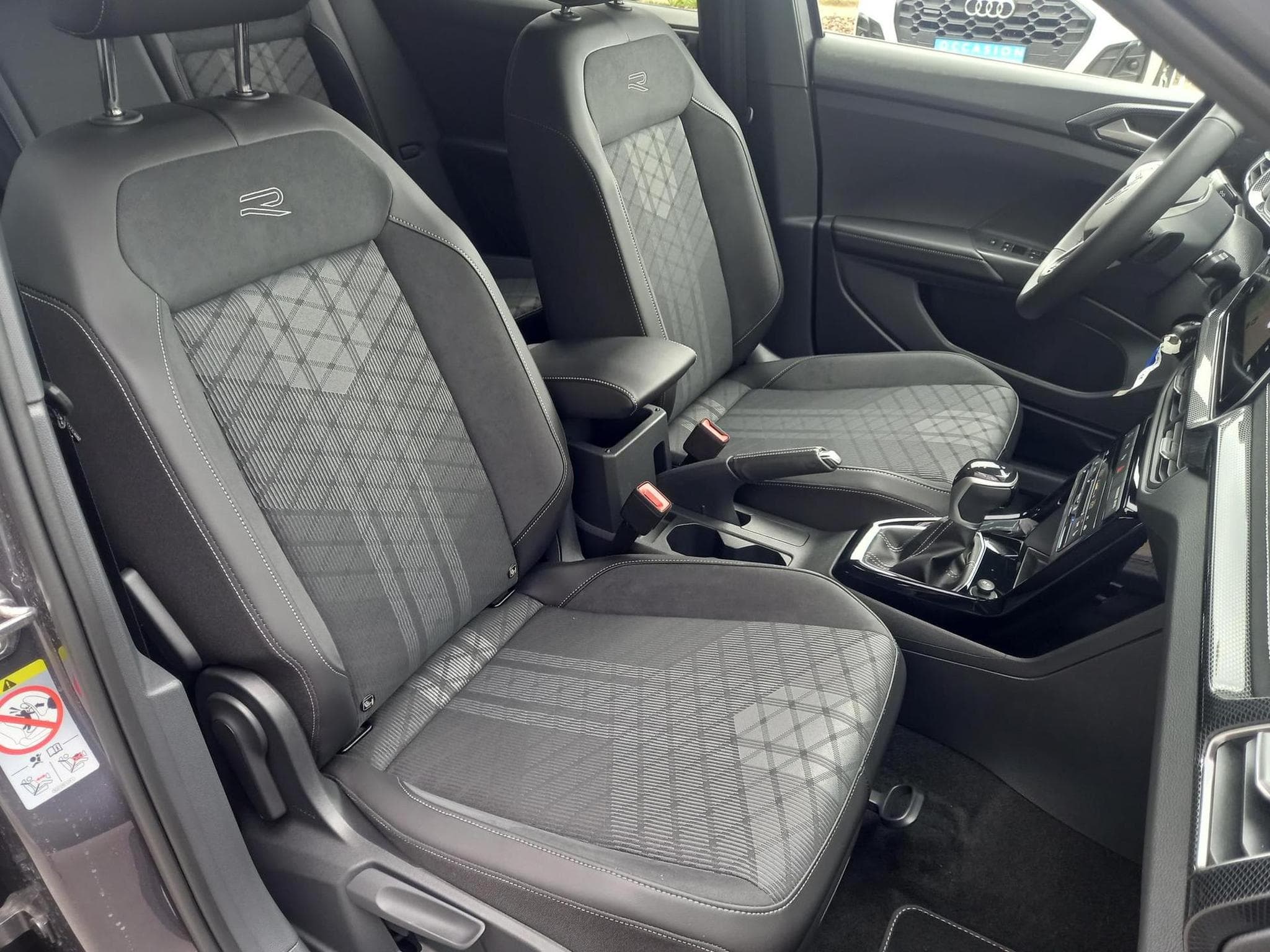 VW T-Cross R-Line 1.0 TSI (2025) - Photo 11