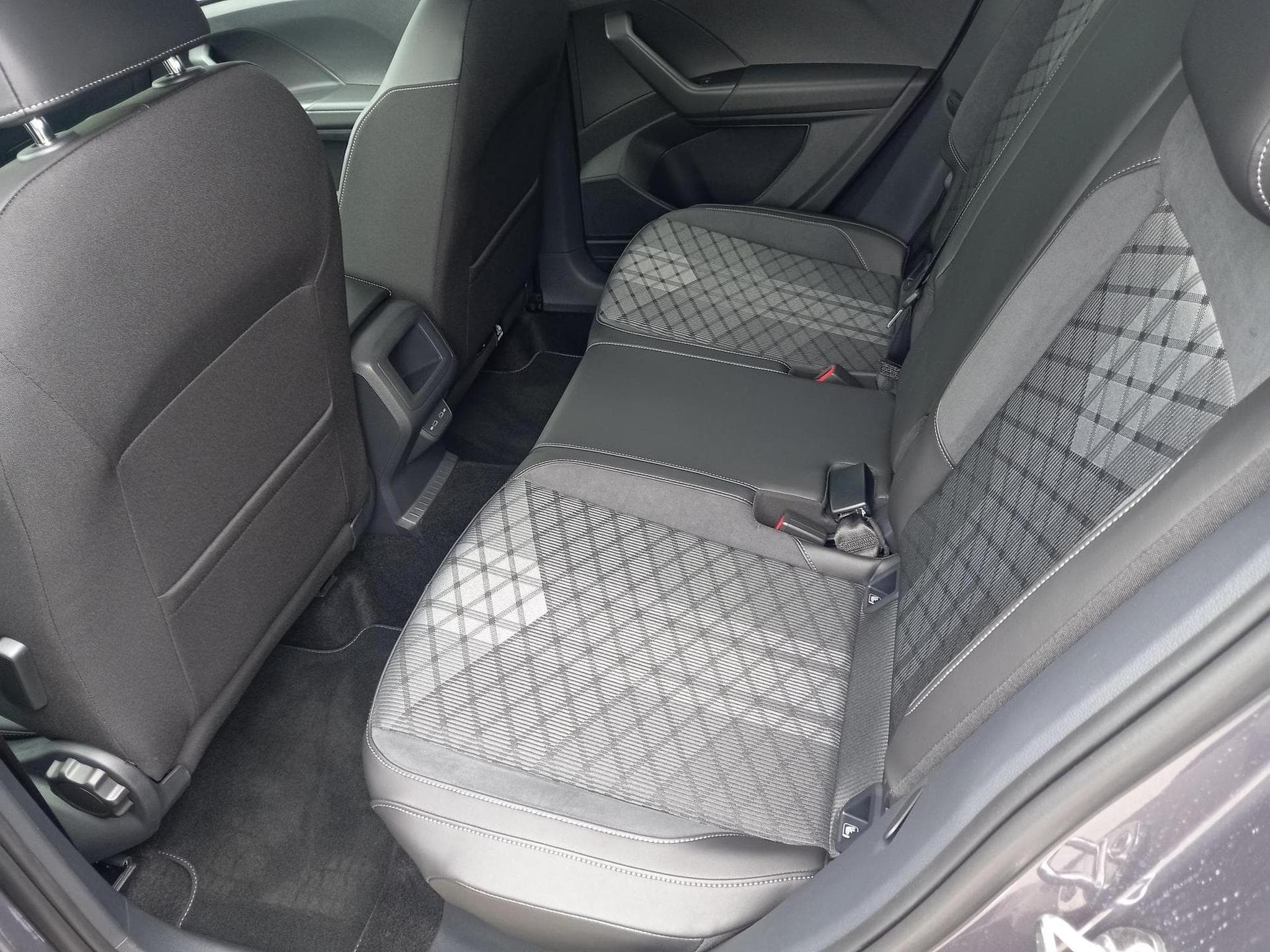 VW T-Cross R-Line 1.0 TSI (2025) - Photo 7