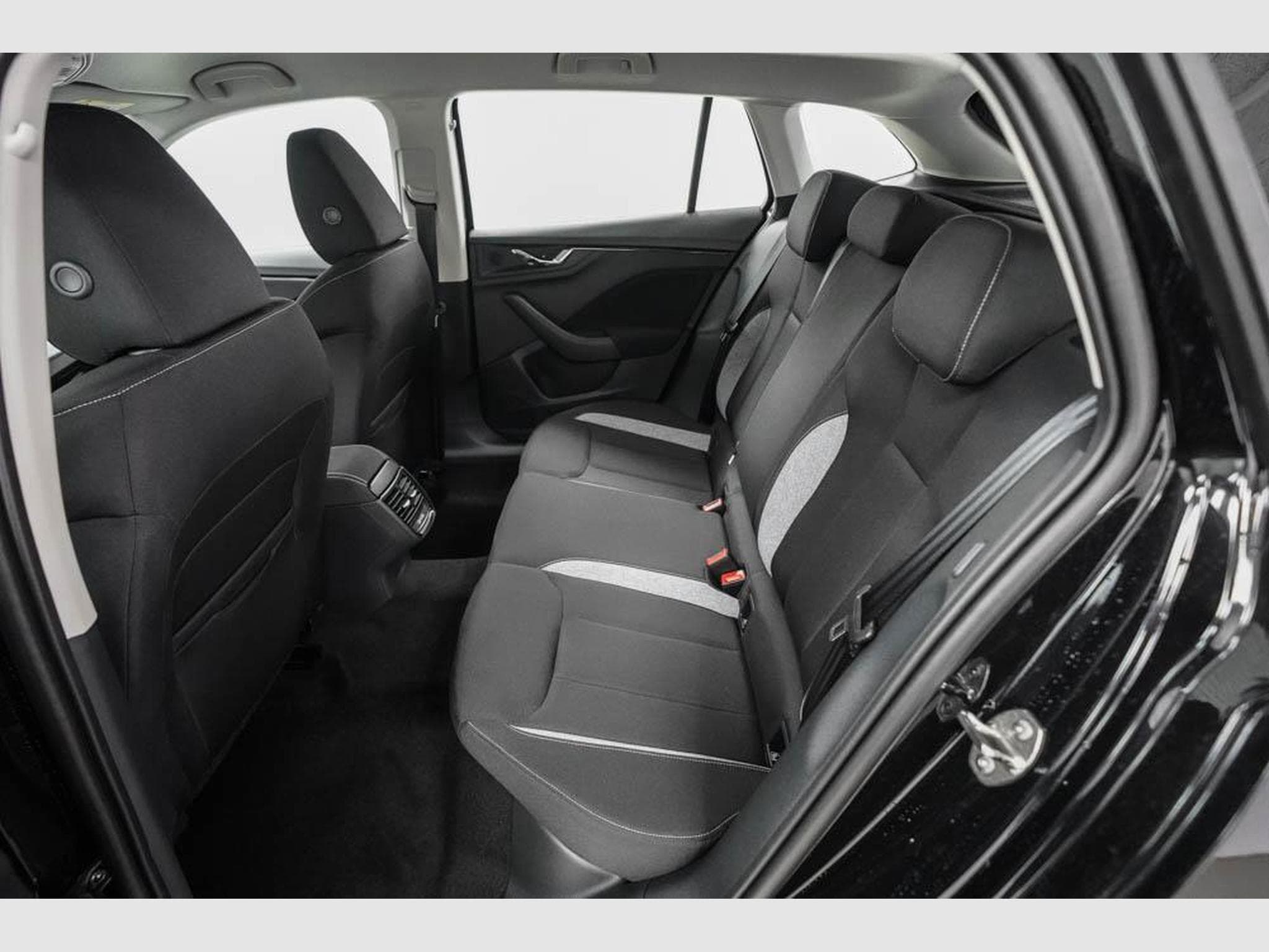 Skoda Scala 1,0 TSI DSG (2026) - Foto 14