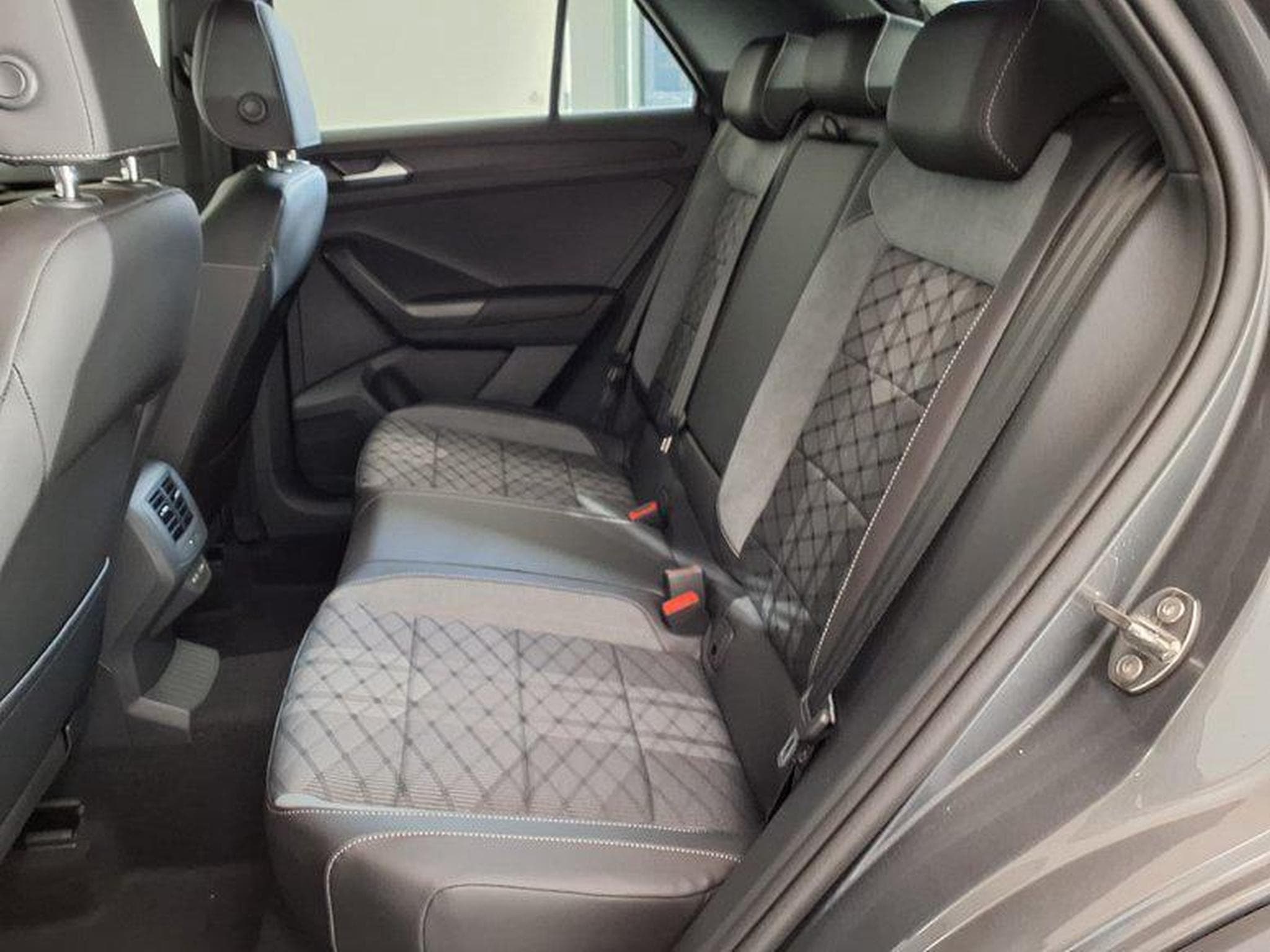 VW T-Roc R-Line 1.5 TSI 7-Gang-DSG (2026) - Photo 10