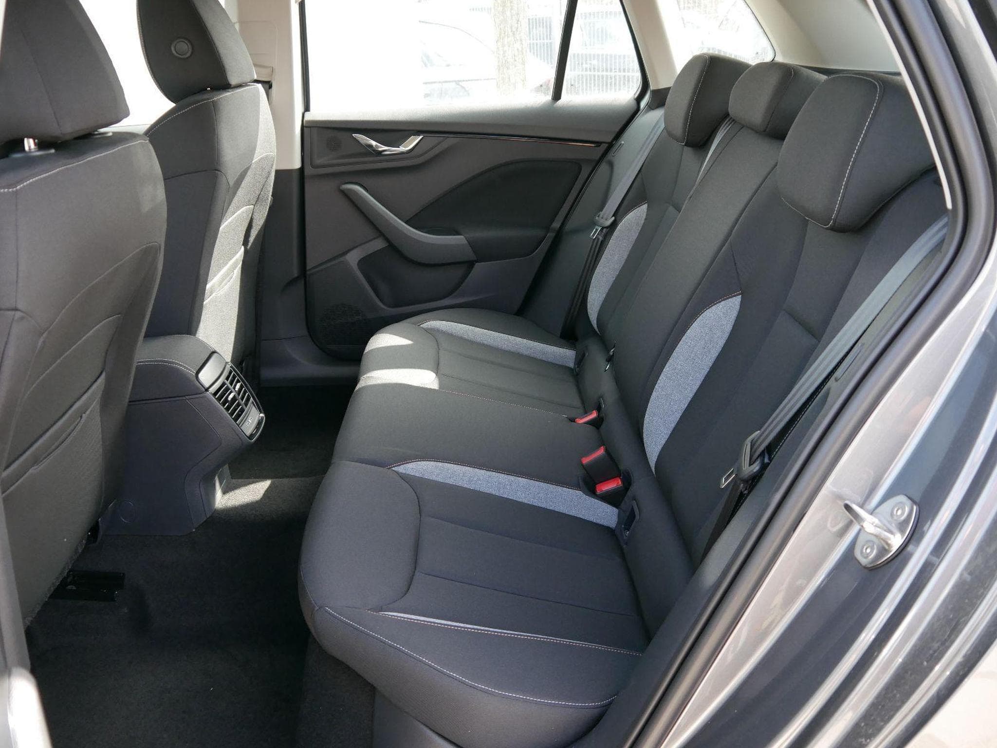 Skoda Kamiq Selection 1.5 TSI (2026) - Foto 8