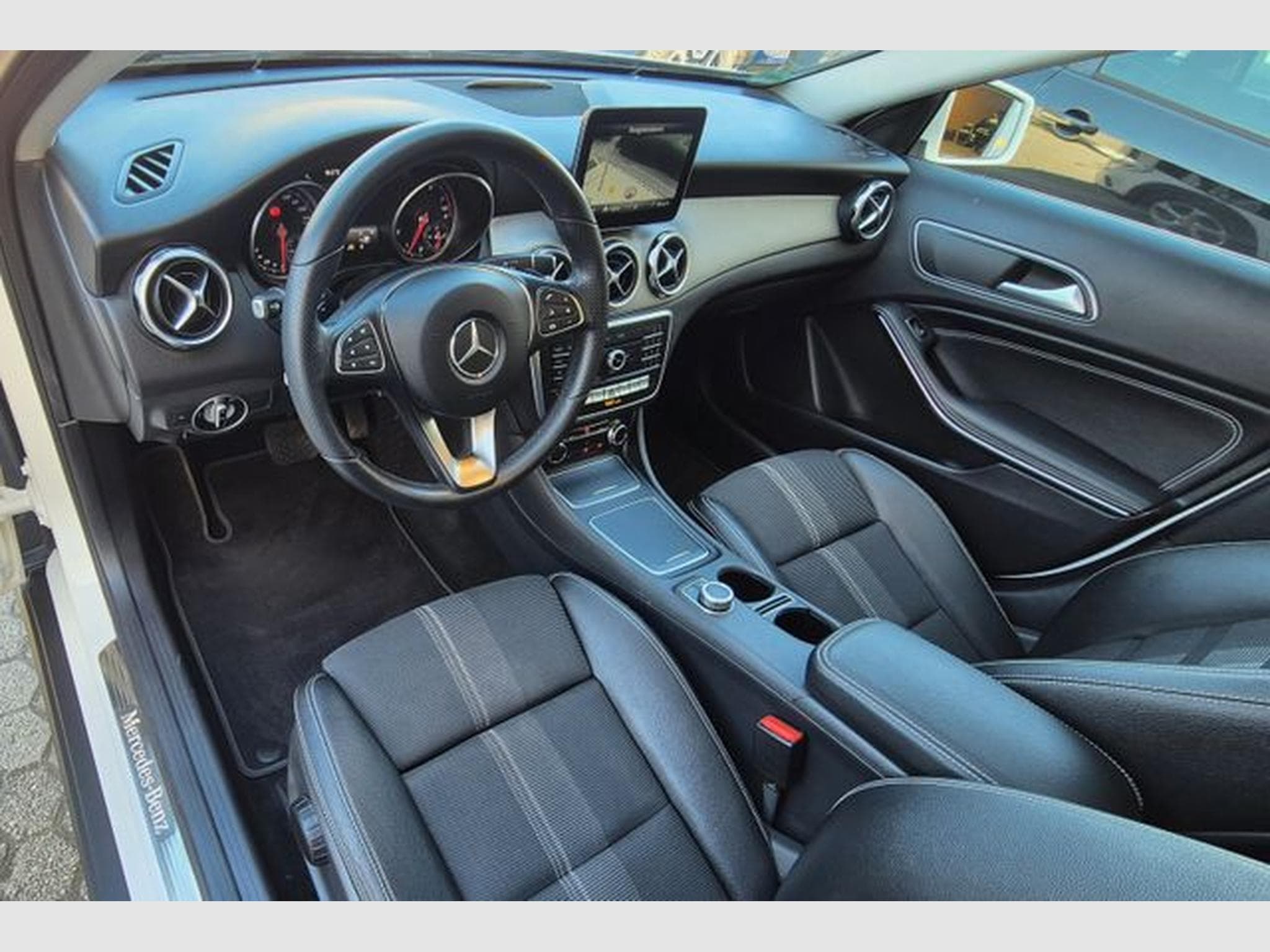 Mercedes GLA 180 GLA 180, Automatik, Panoramadach. (2019) - Foto 11
