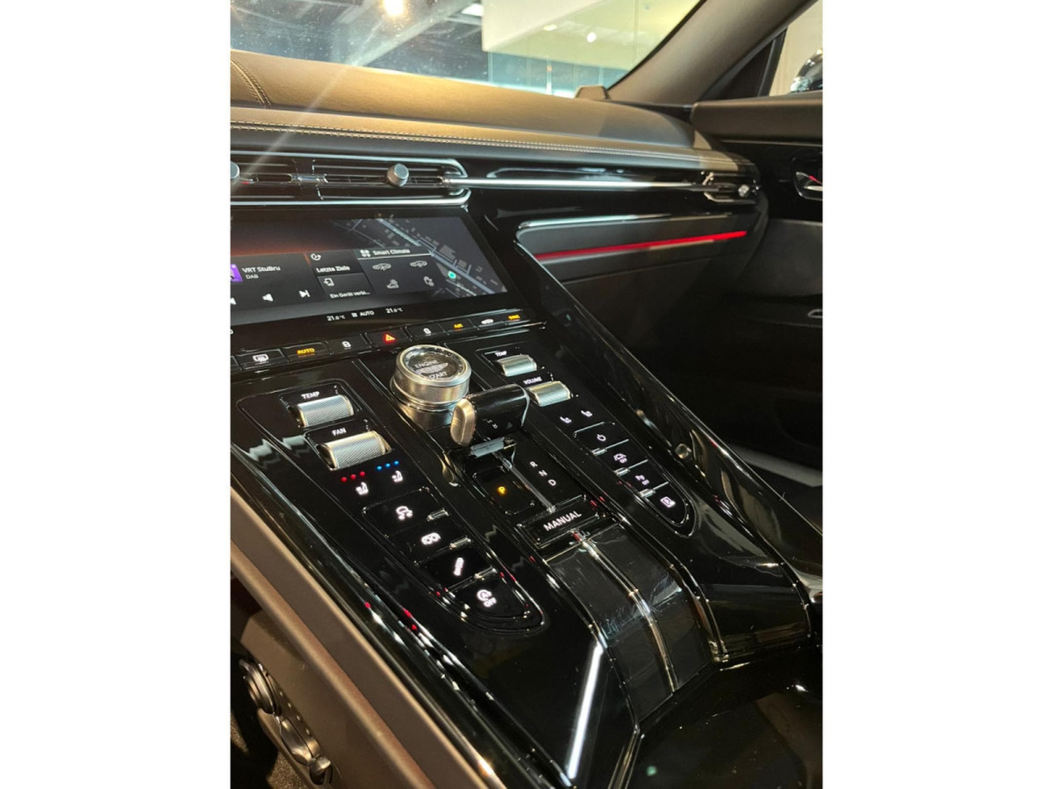 Aston-Martin DB12 COUPE/V8/BLACK ON BLACK/ B&W/360°/SEAT VENT/ (2025) - Foto 6