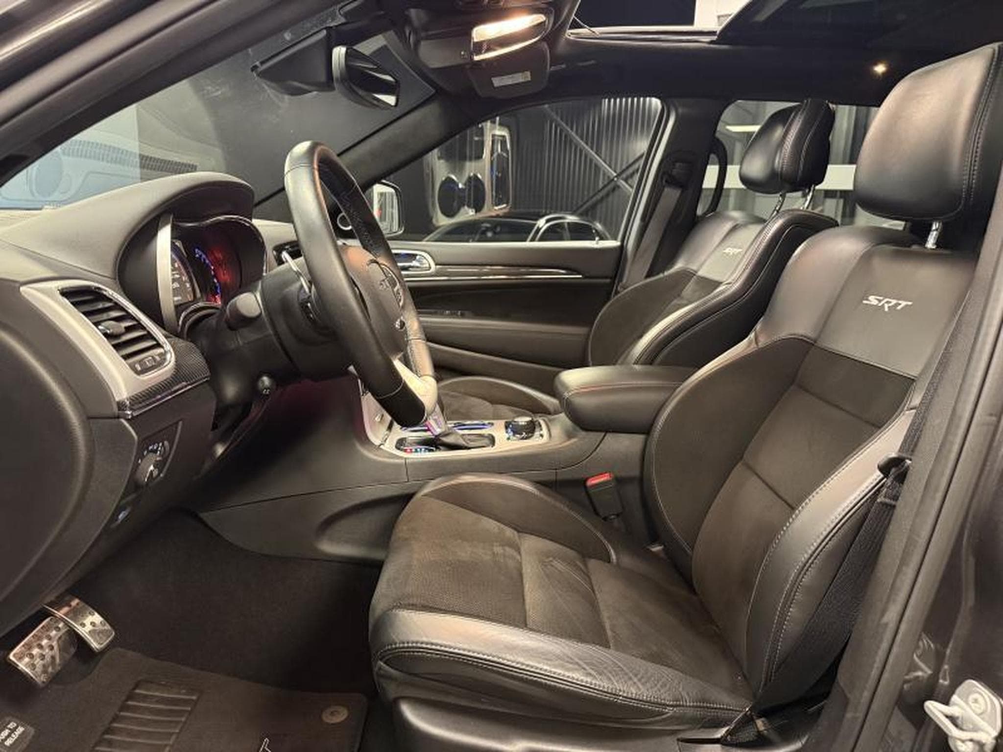 Jeep Cherokee 6.4 V8 SRT (2020) - Foto 10