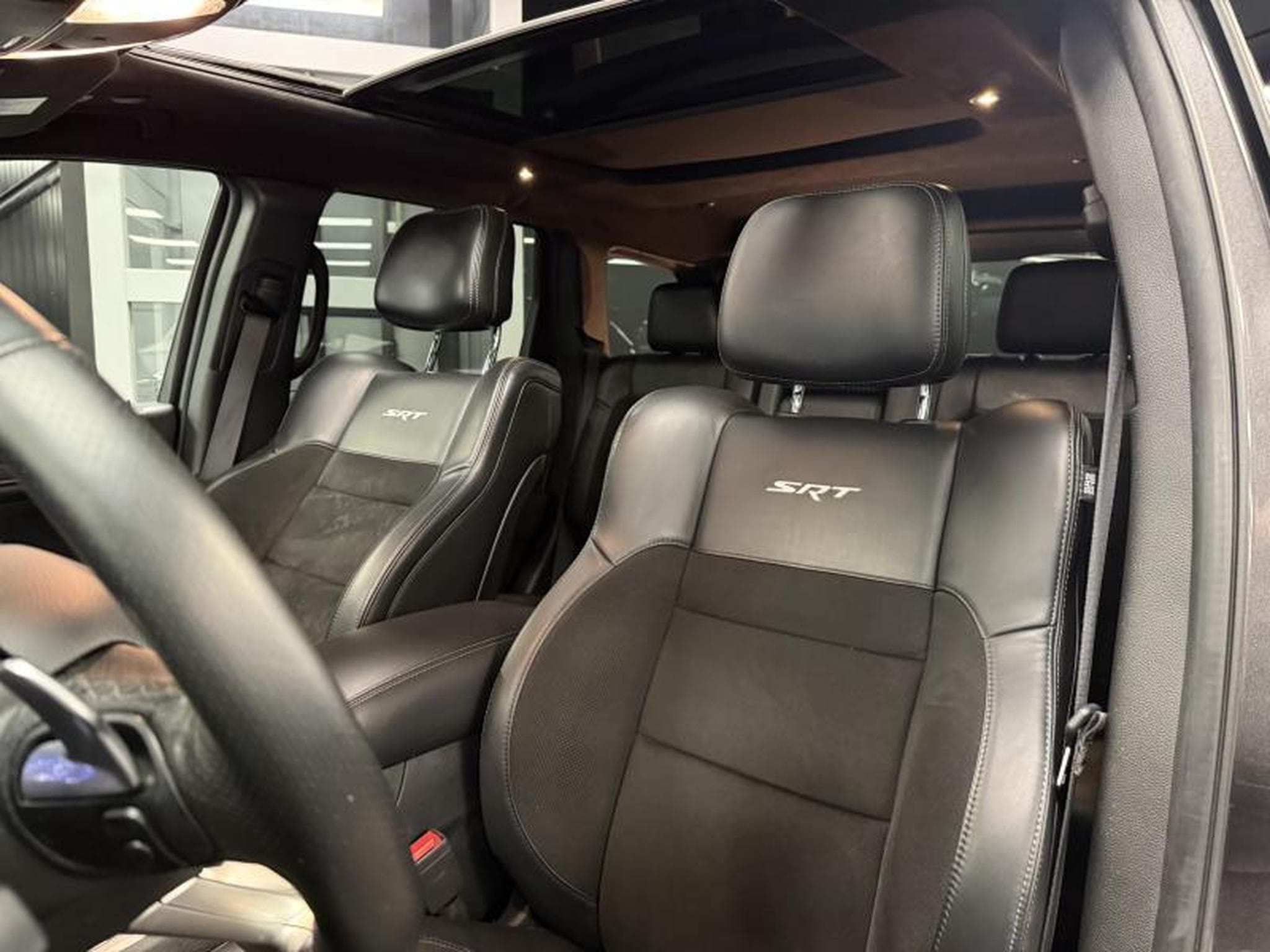 Jeep Cherokee 6.4 V8 SRT (2020) - Foto 11