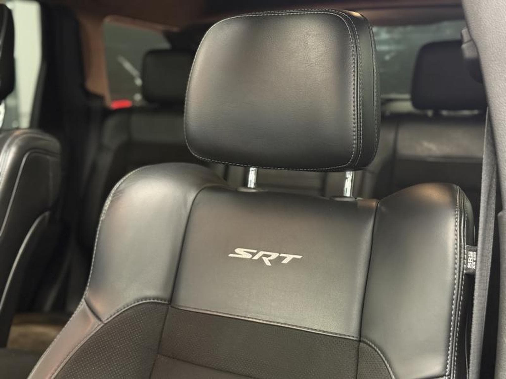 Jeep Cherokee 6.4 V8 SRT (2020) - Foto 12