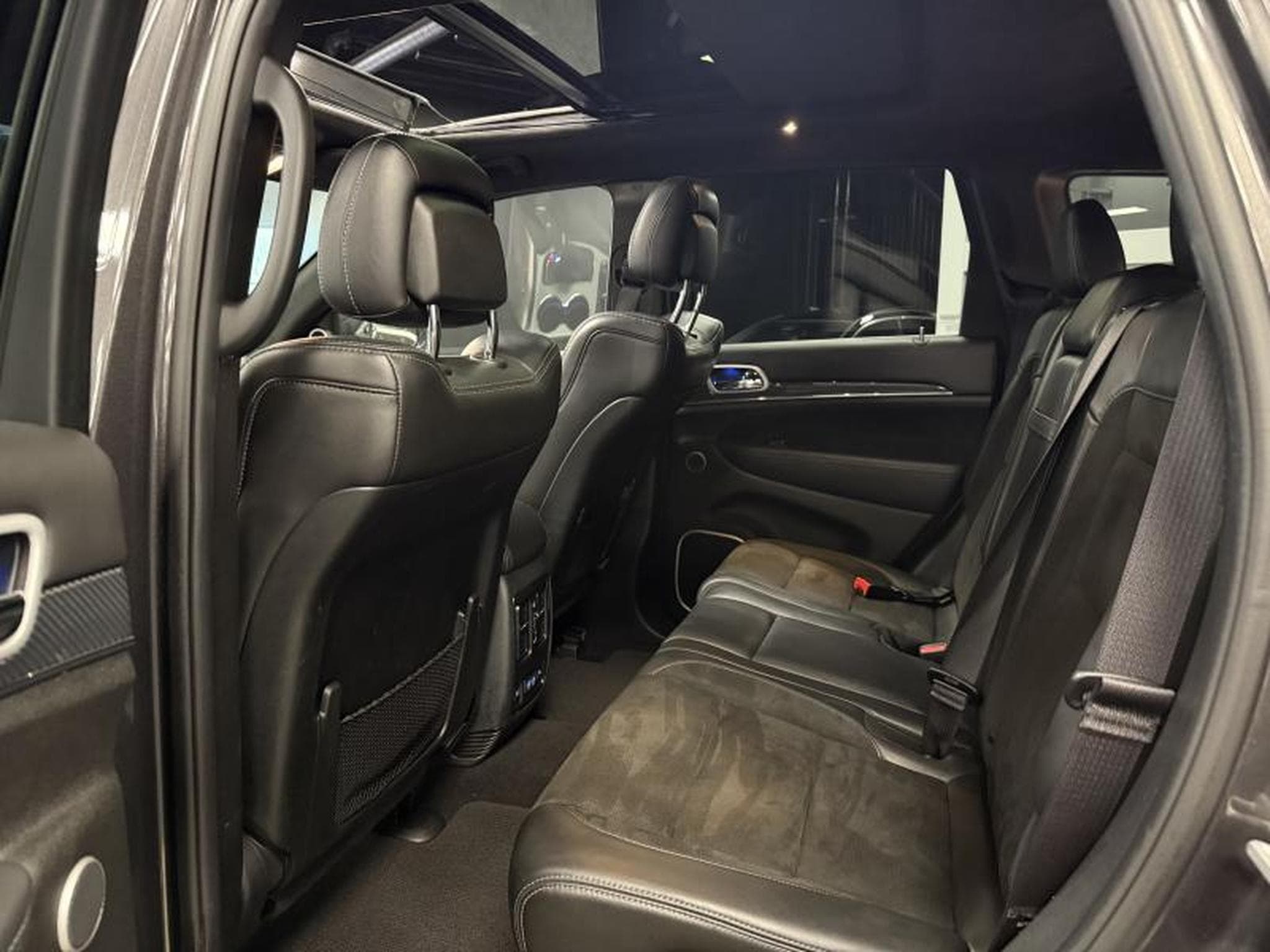 Jeep Cherokee 6.4 V8 SRT (2020) - Foto 13