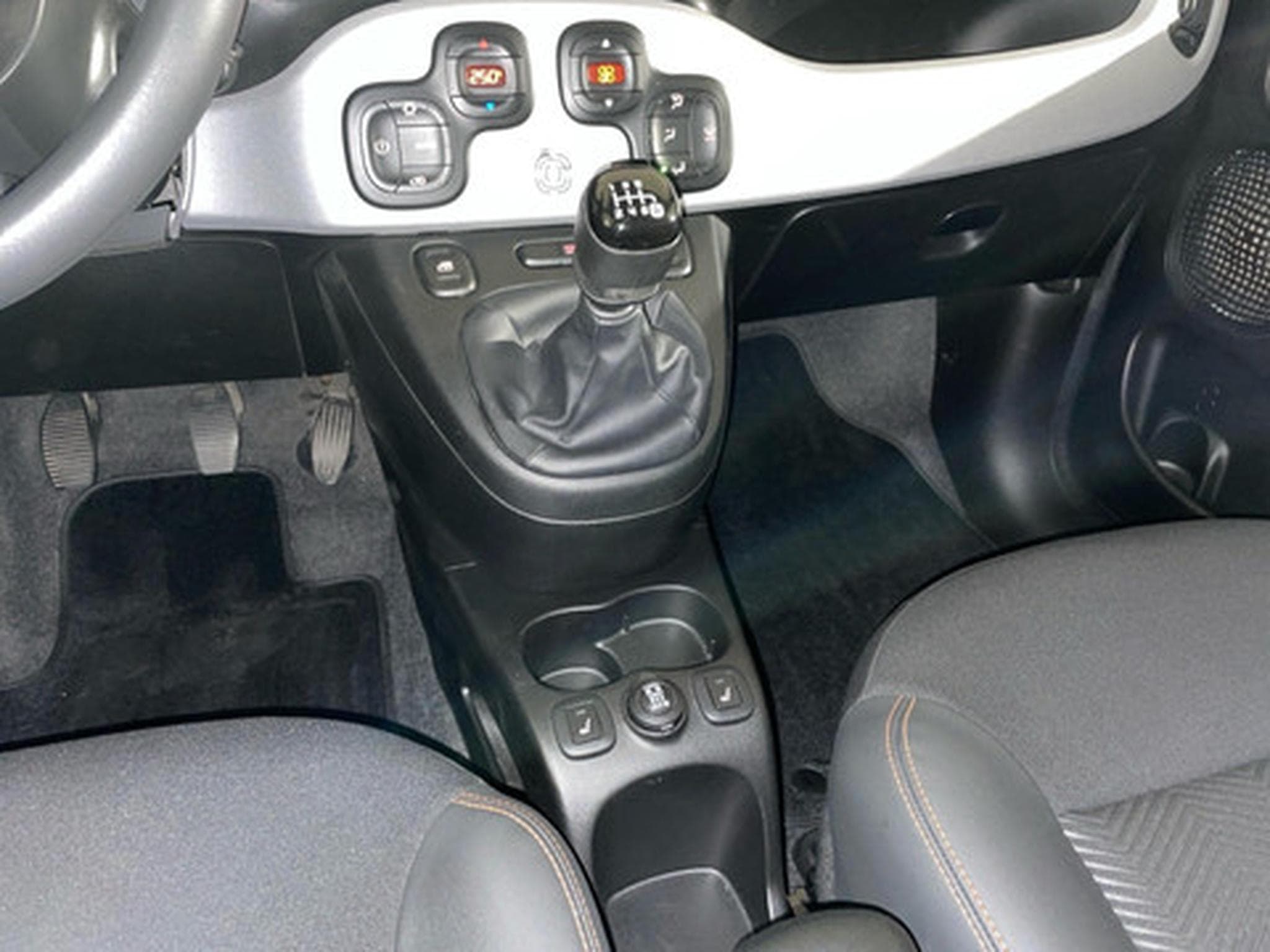 Fiat Panda 1.0 Hybrid 70 MT6 Garmin (2022) - Foto 10