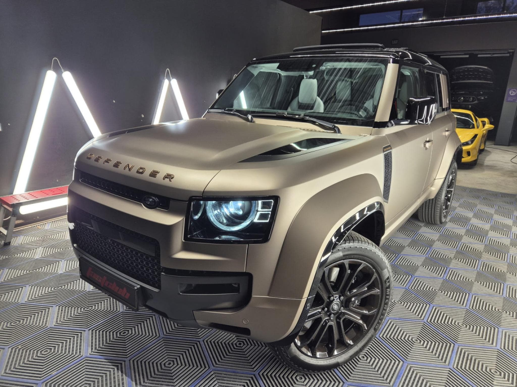 Land-Rover Defender V8 4.4 P635 110 OCTA Petra Copper SHZ LEDER KAMERA*PANO*MERI (2025) - Photo 1