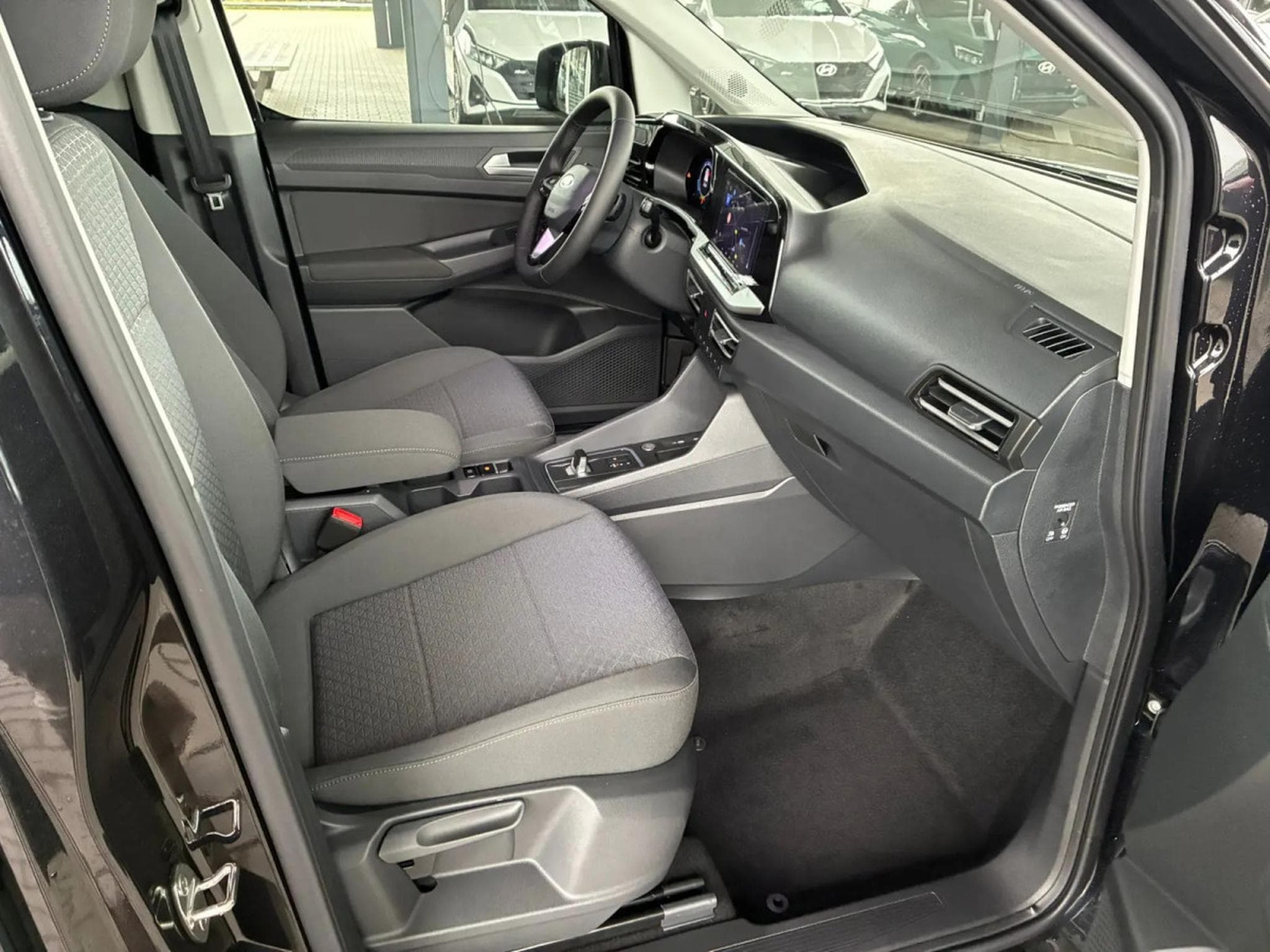 Ford Tourneo 1.5 Ecoboost 116 AT Titanium L2 (2025) - Photo 13