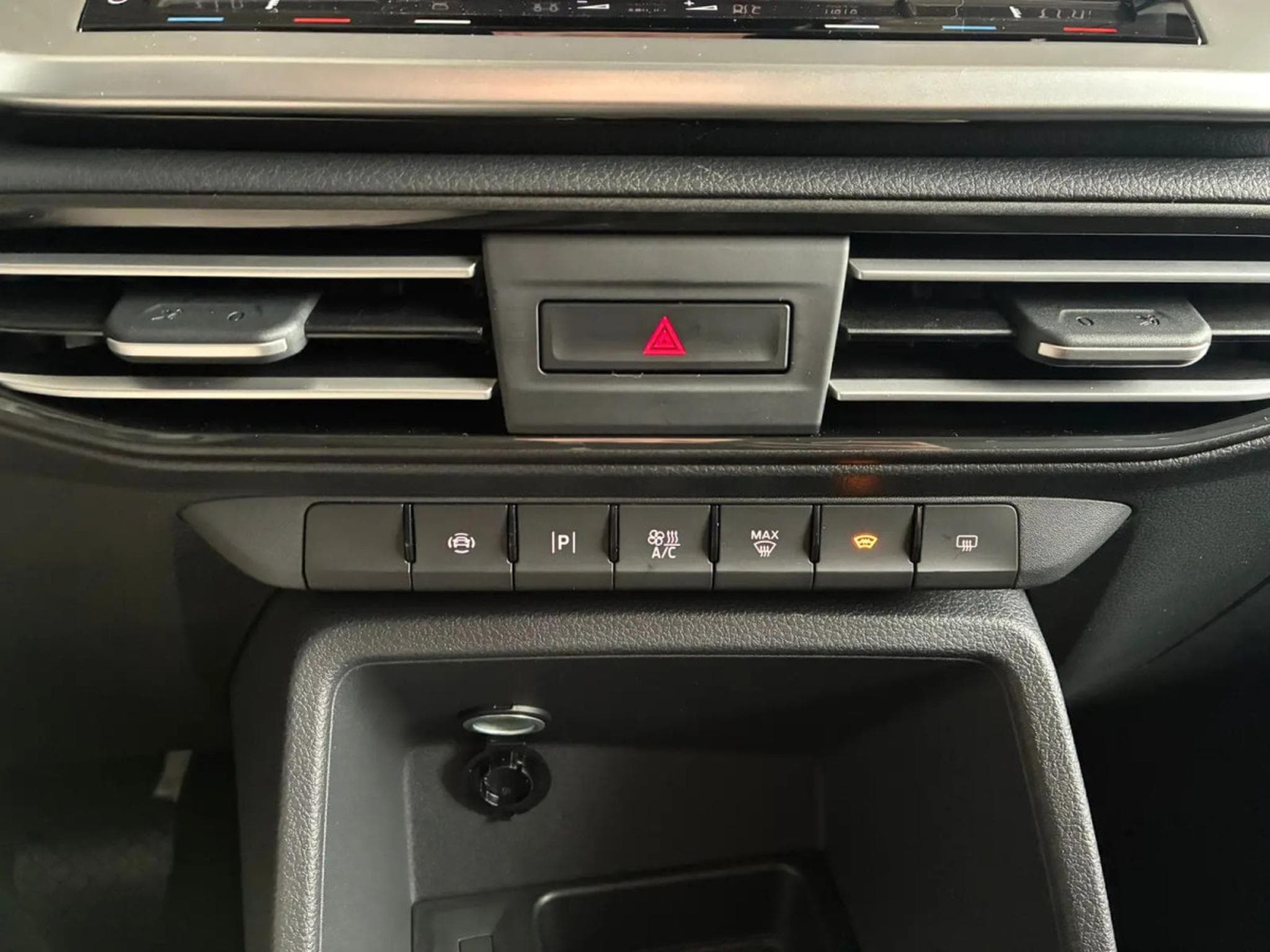 Ford Tourneo 1.5 Ecoboost 116 AT Titanium L2 (2025) - Photo 14