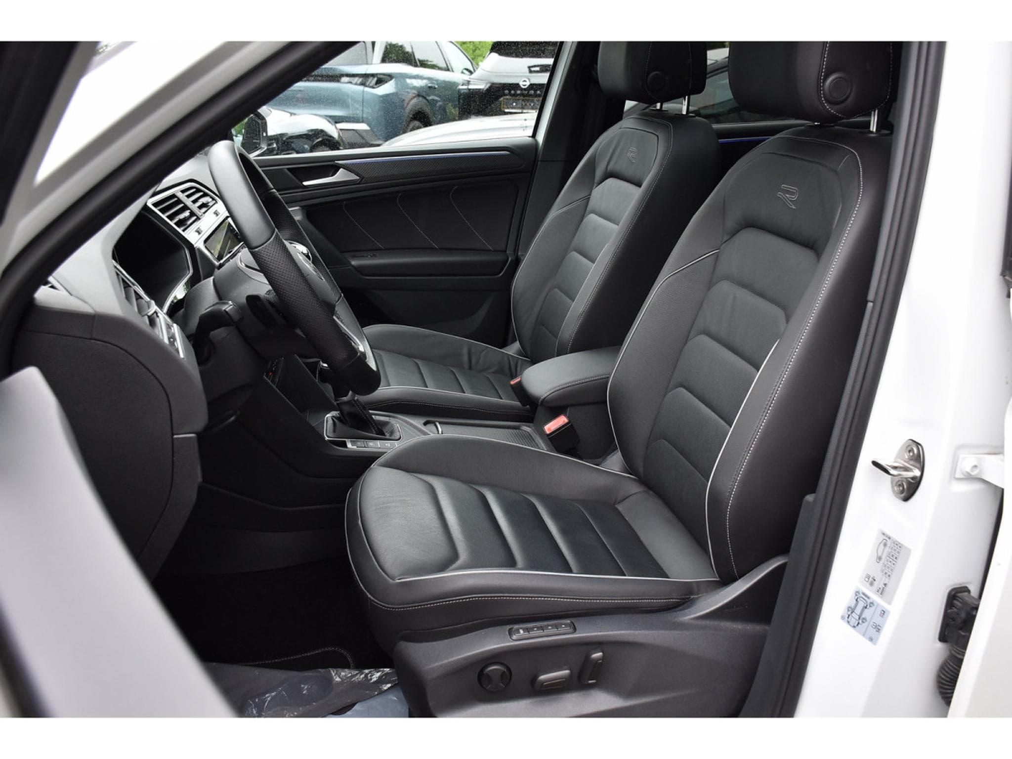 VW Tiguan 1.4 TSI eHybrid DSG6 R-LINE CUIR MEMO PANO HUD ATT RMQ 1° M. (2023) - Foto 7
