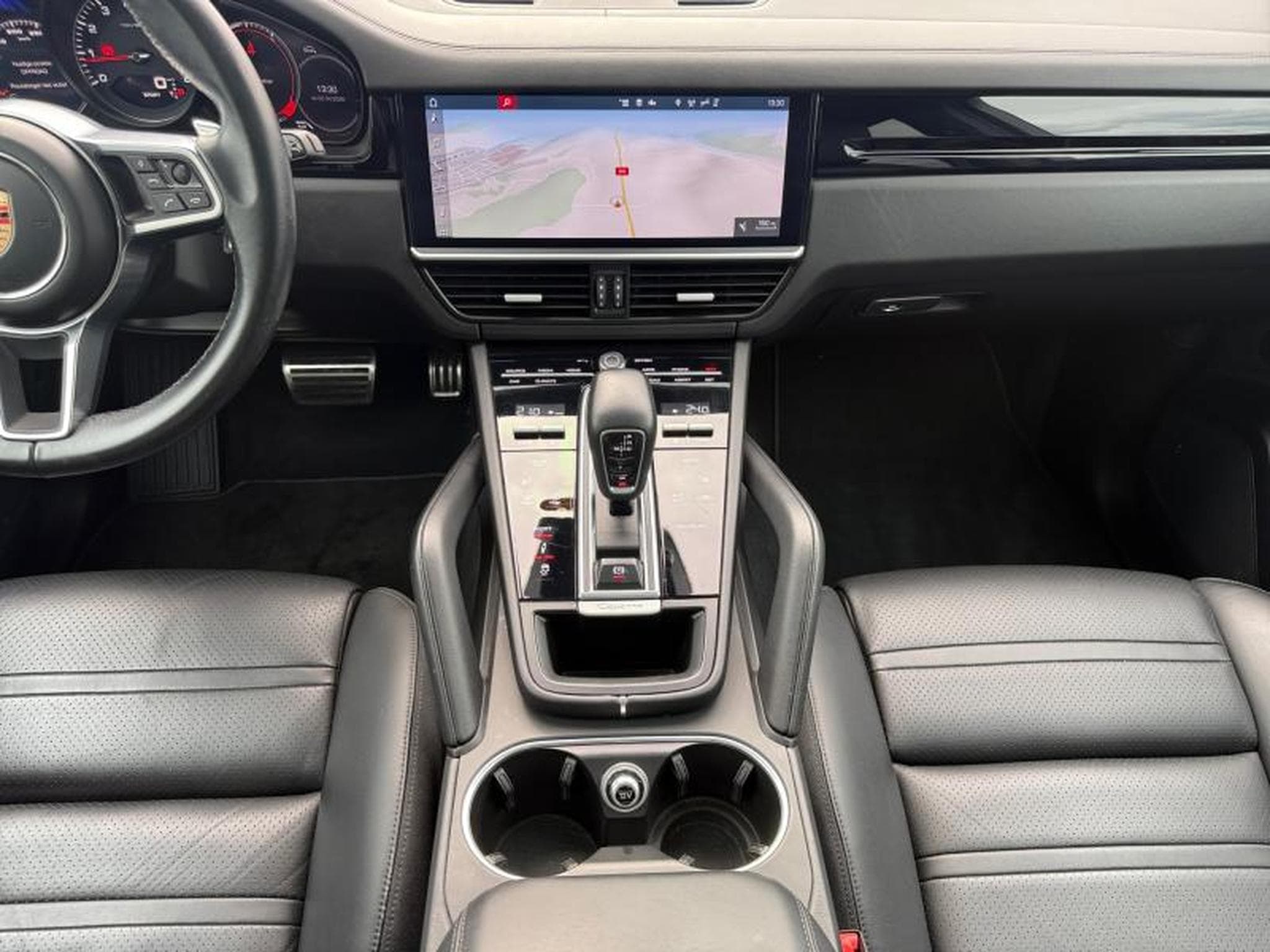 Porsche Cayenne S / Essence (2021) - Photo 13