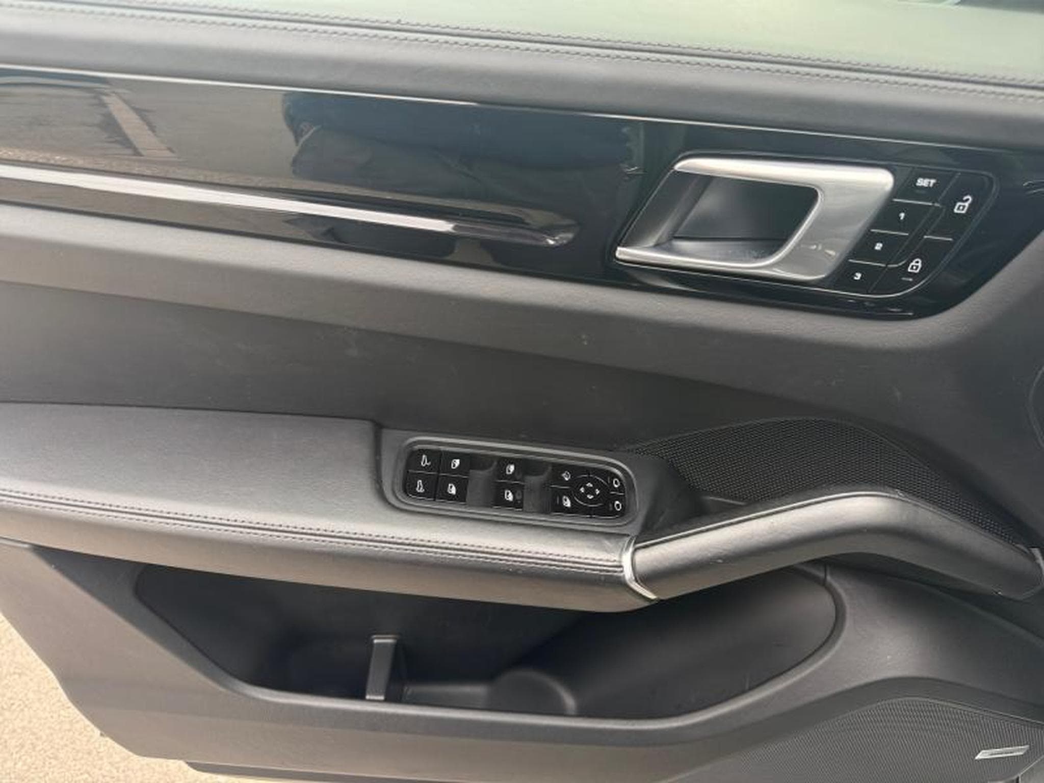 Porsche Cayenne S / Essence (2021) - Photo 19