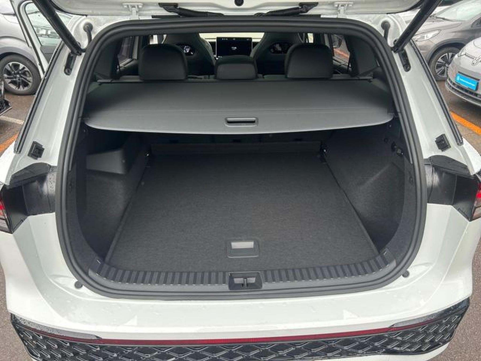 VW Tayron Tayron 2.0 TSI 150 kW 4Motion R-Line (2025) - Photo 12