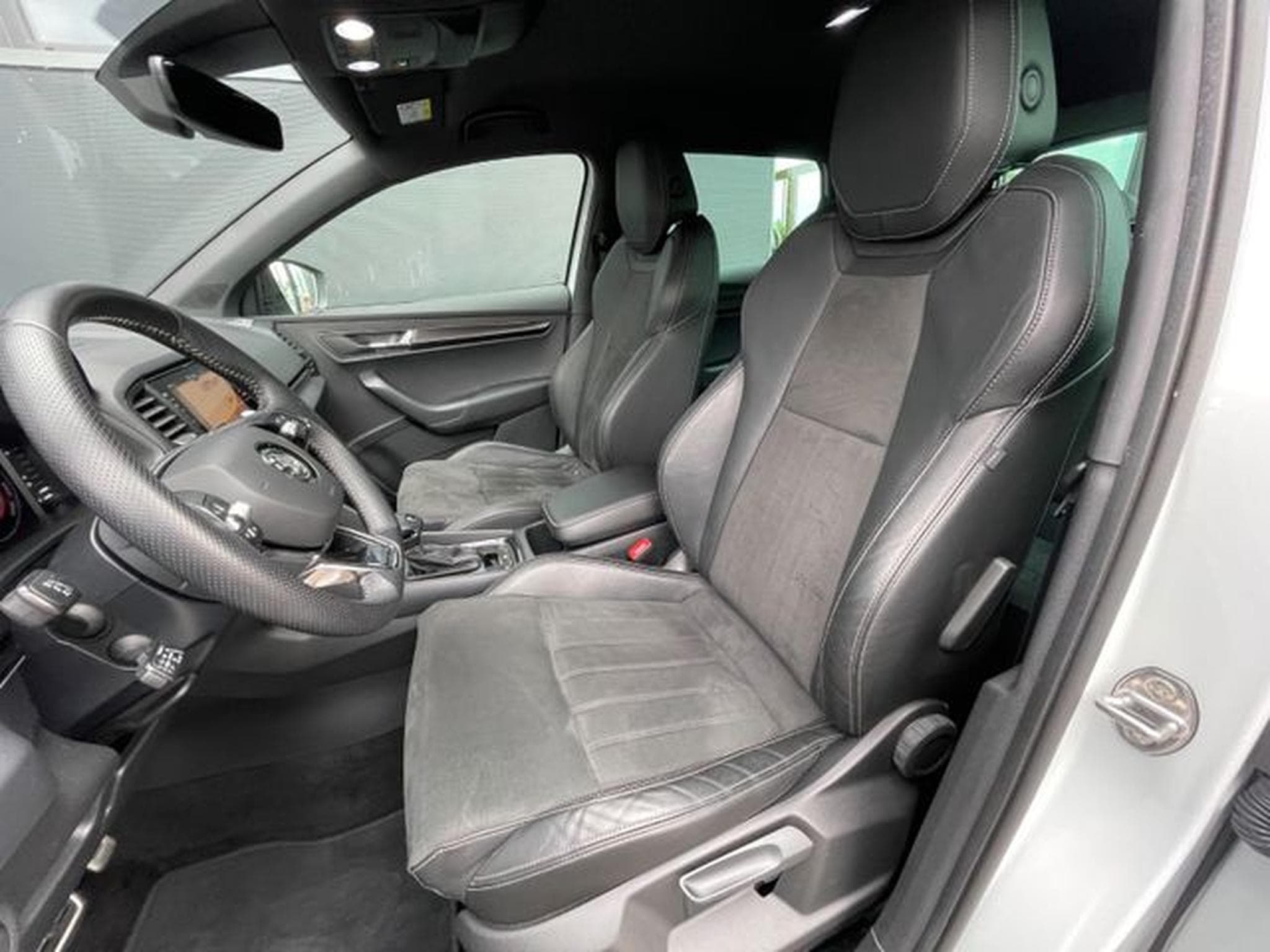 Skoda Karoq Karoq 2,0TSi Sportline 4x4 19" AHK 360° Keyless (2021) - Foto 10