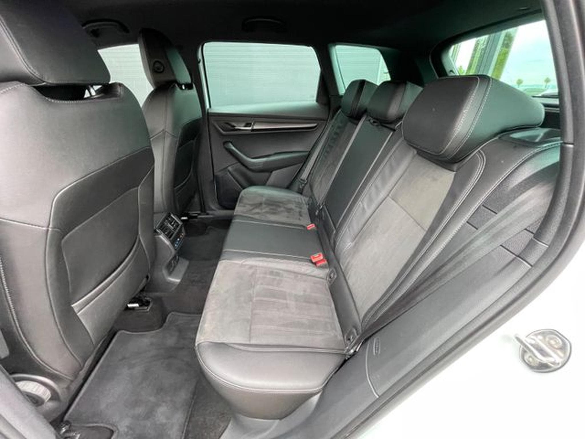 Skoda Karoq Karoq 2,0TSi Sportline 4x4 19" AHK 360° Keyless (2021) - Foto 12