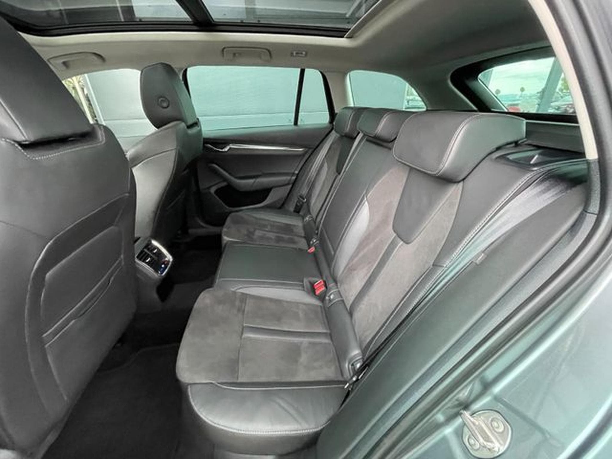 Skoda Octavia Octavia 2,0TDi Kombi Scout 4x4 Pano AHK Standhz (2022) - Foto 12