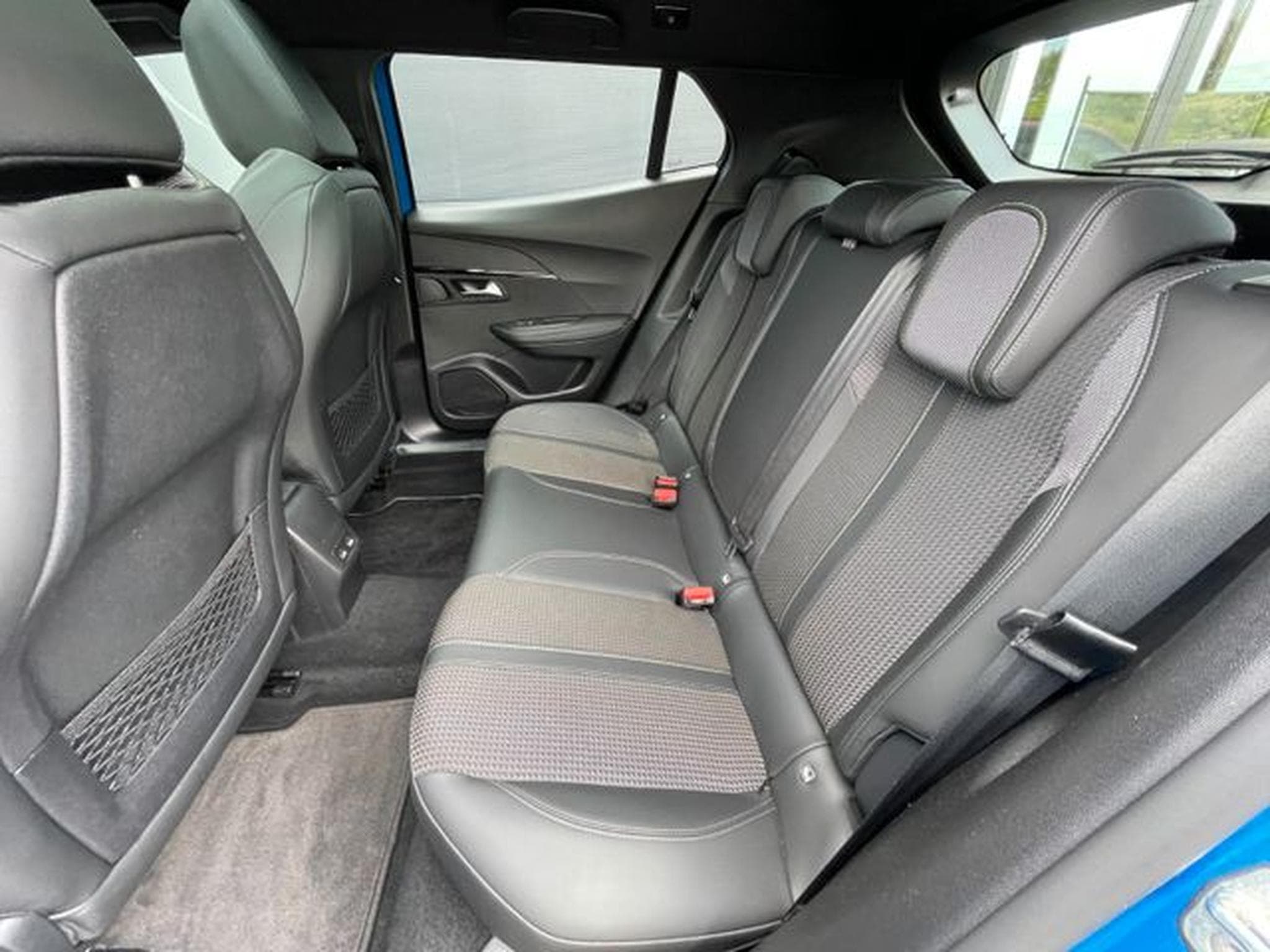 Peugeot 2008 2008 GT e-THP PureTech AHK Pano Leder Kamera (2023) - Foto 13