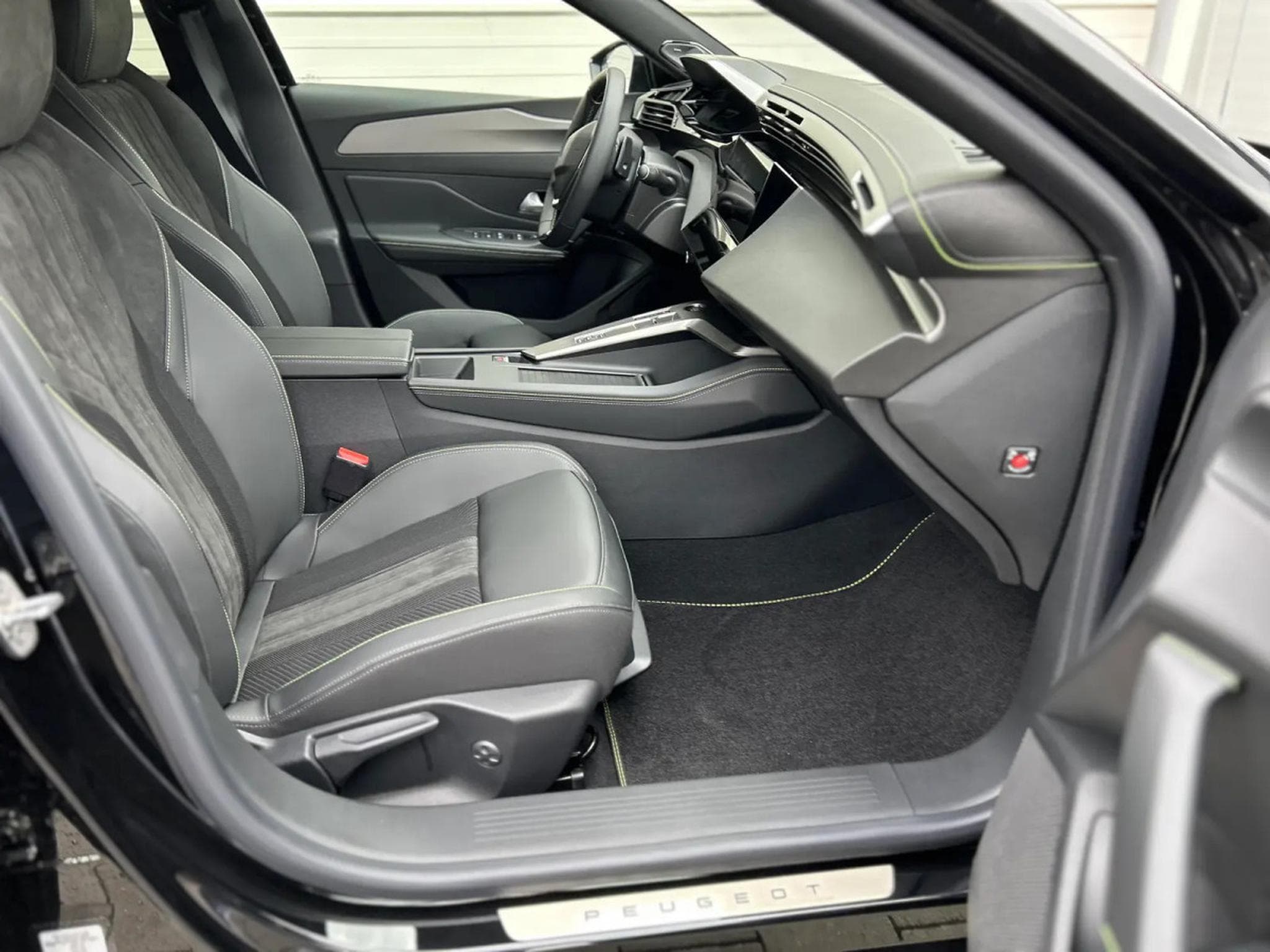 Peugeot 308 1.2 PureTech 145 e-DSC6 GT (2025) - Foto 6
