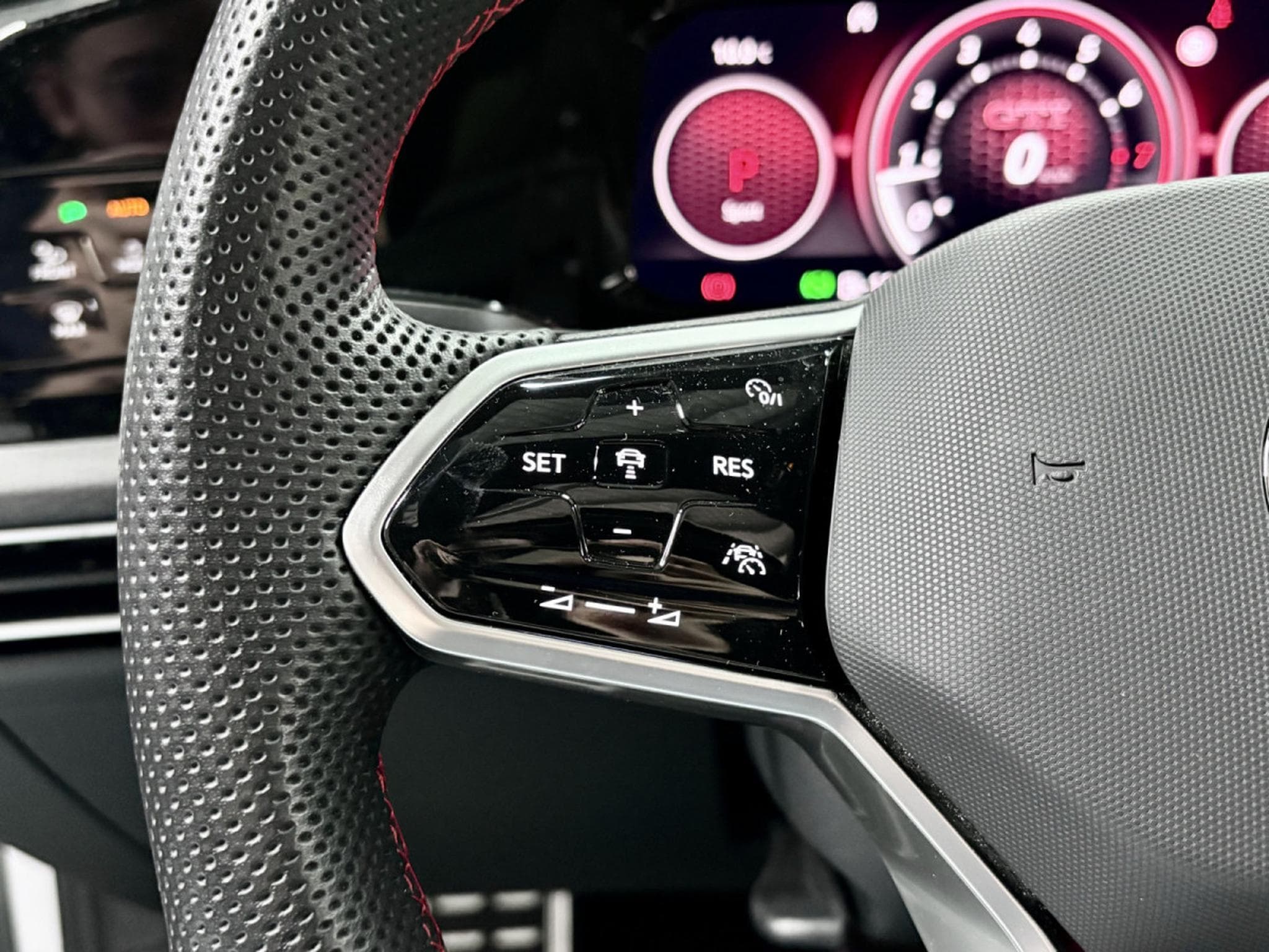 VW Golf GTI Clubsport 2.0 TSI 300CV DSG7 *PANO* ACC *CARPLAY* (2023) - Foto 5