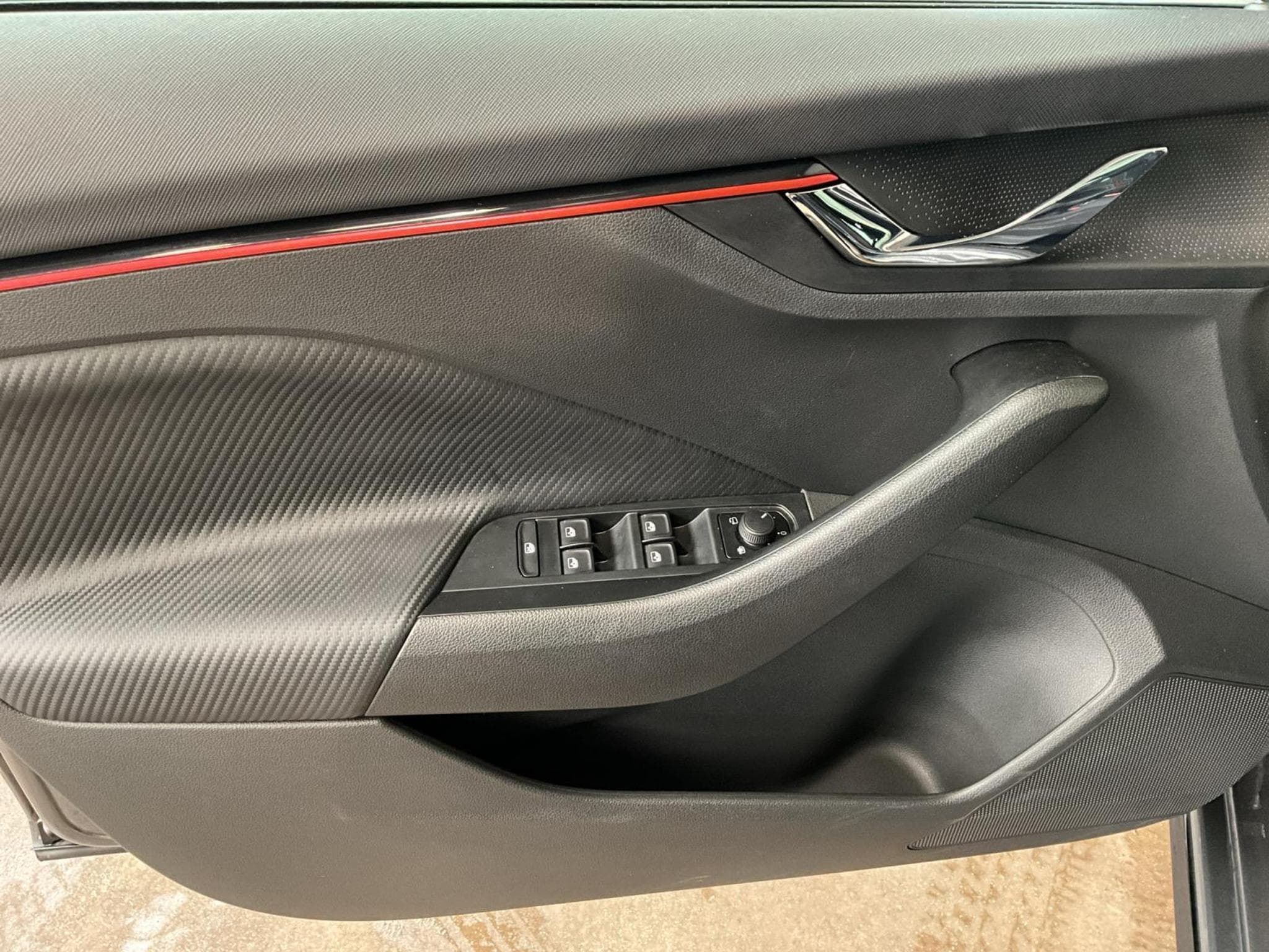 Skoda Scala Monte-Carlo+DSG+LED+PANO (2025) - Foto 14