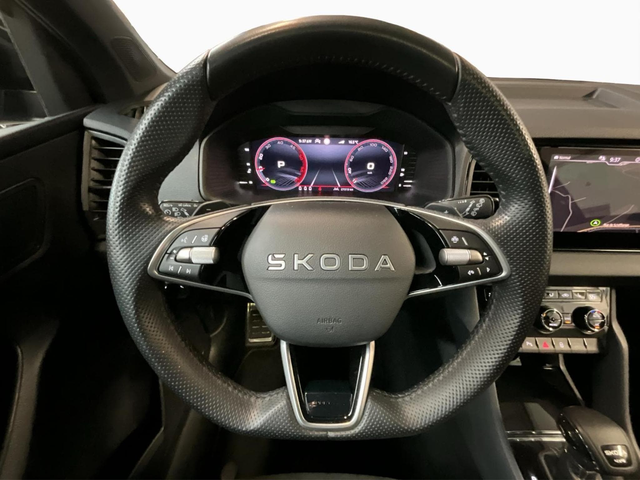 Skoda Karoq Sportline+DSG+4x4+Pano+LOUNGE+AHK (2025) - Foto 10