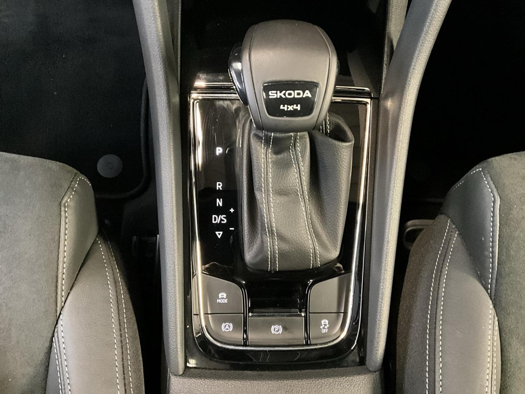 Skoda Karoq Sportline+DSG+4x4+Pano+LOUNGE+AHK (2025) - Foto 12