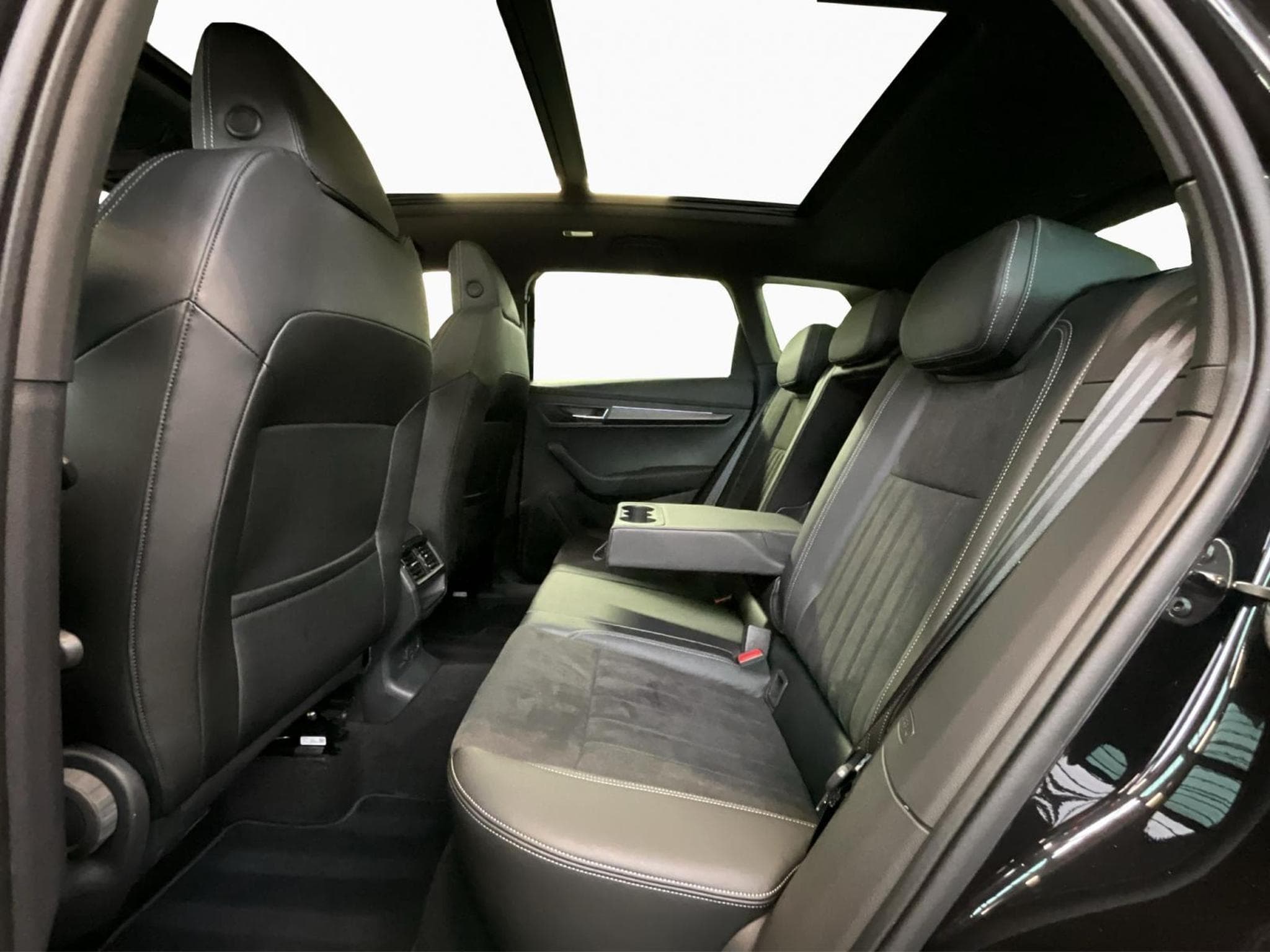 Skoda Karoq Sportline+DSG+4x4+Pano+LOUNGE+AHK (2025) - Foto 16