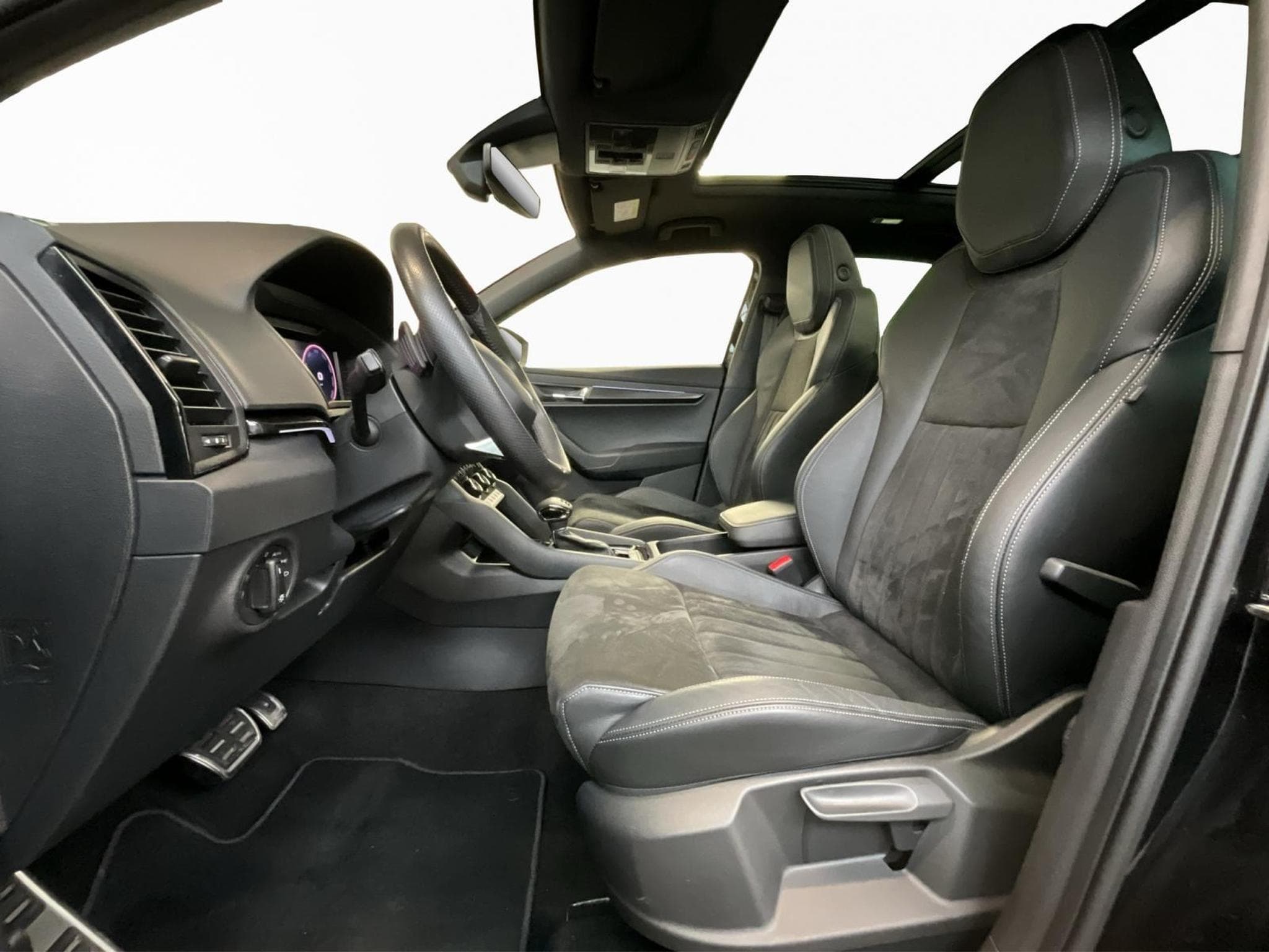 Skoda Karoq Sportline+DSG+4x4+Pano+LOUNGE+AHK (2025) - Foto 9