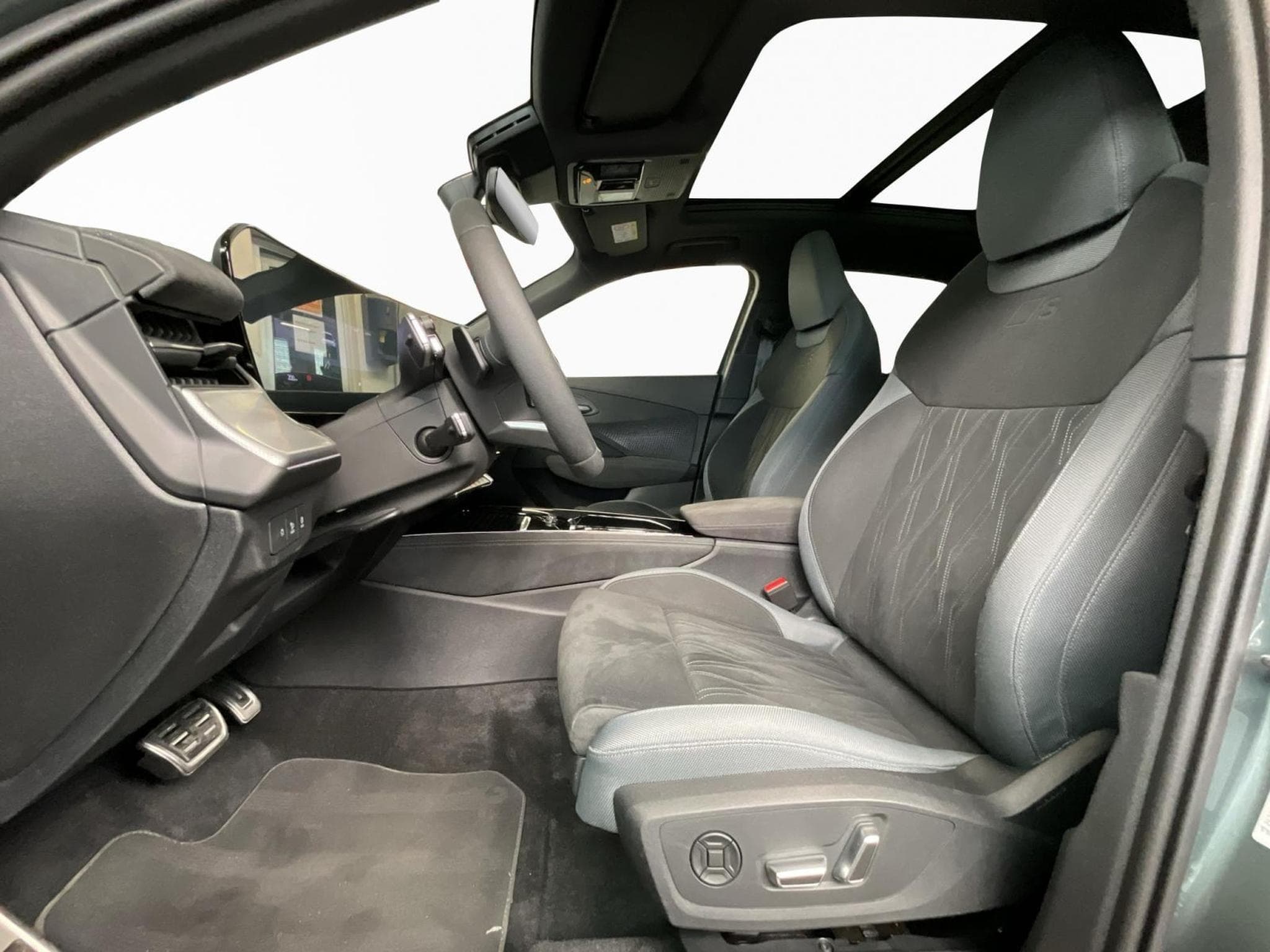 Audi Q3 S-Line+TFSI+Quattro+S-Tronic+Pano (2025) - Photo 11