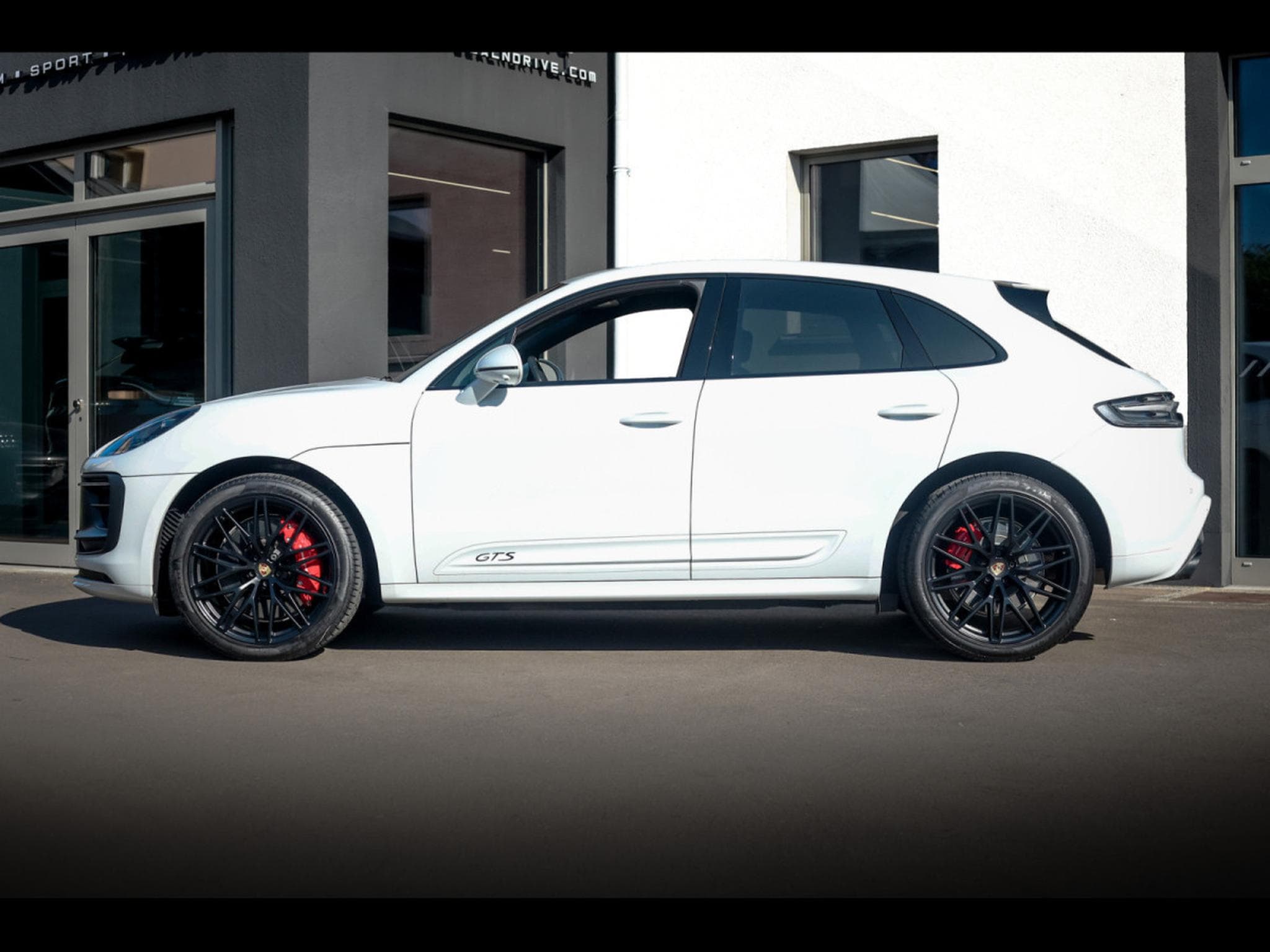 Porsche Macan III GTS PDK – CARRARA WHITE METALLIC (2024) - Photo 2