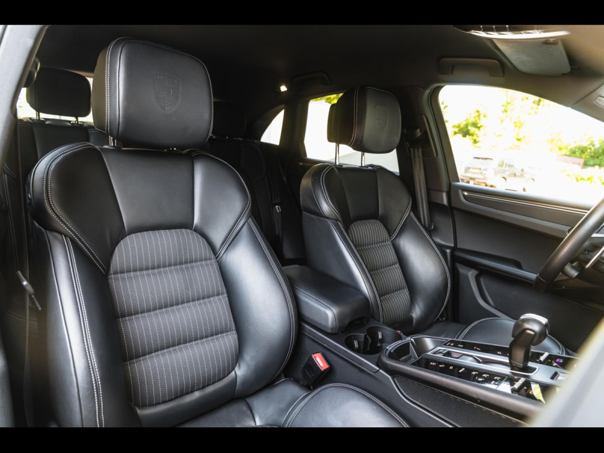 Porsche Macan III T PDK (2023) - Photo 12