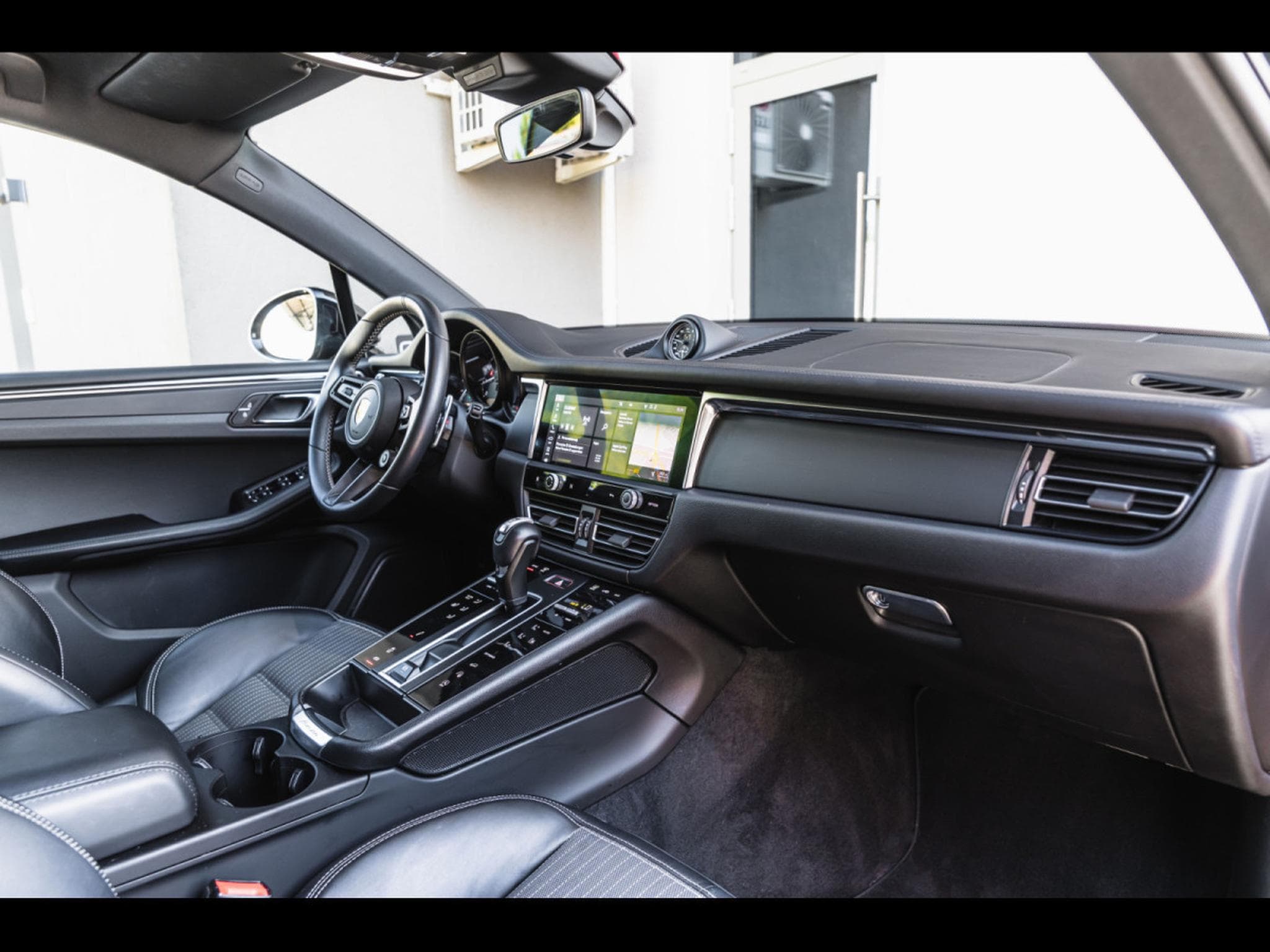 Porsche Macan III T PDK (2023) - Photo 13