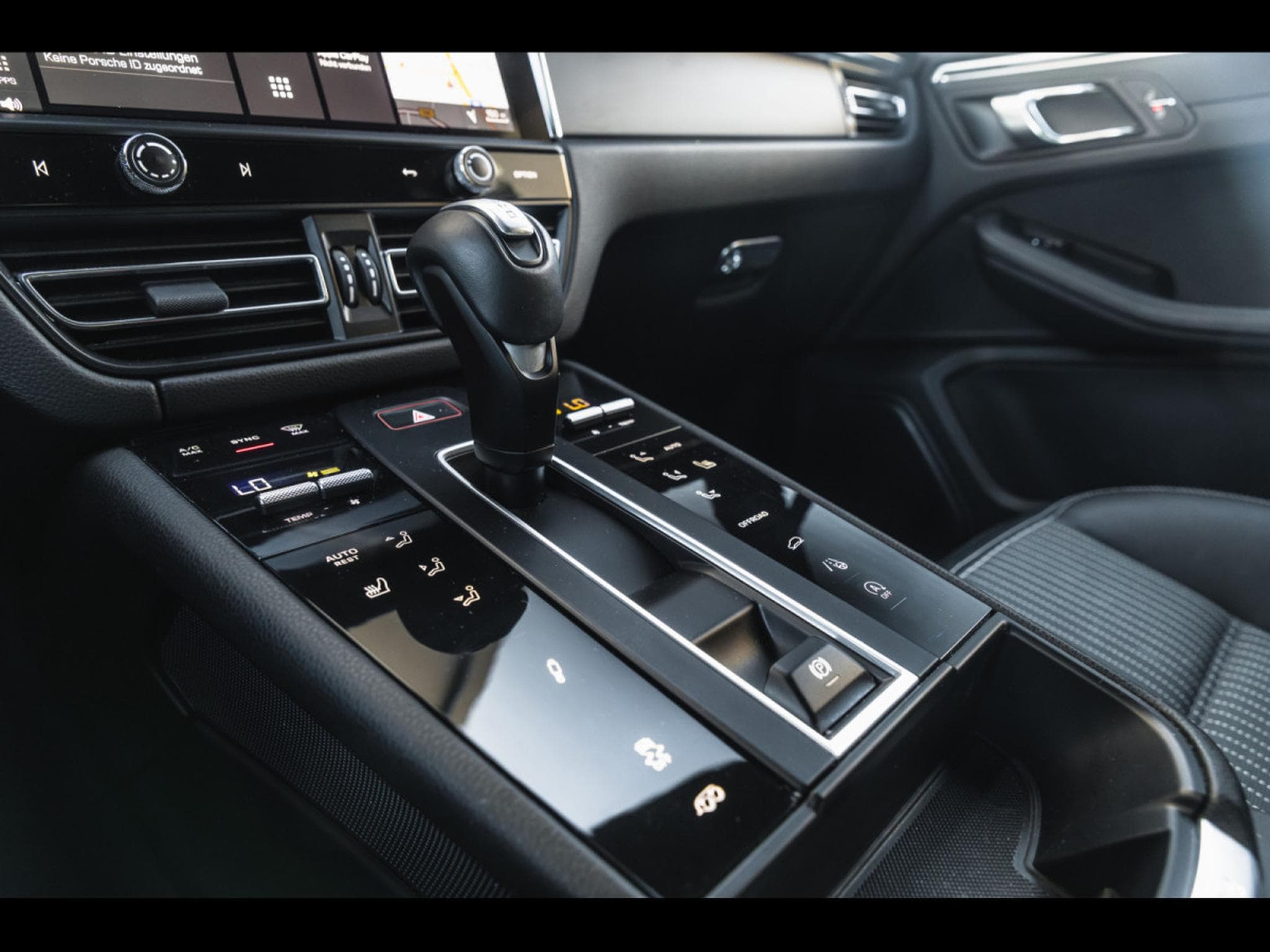 Porsche Macan III T PDK (2023) - Photo 16