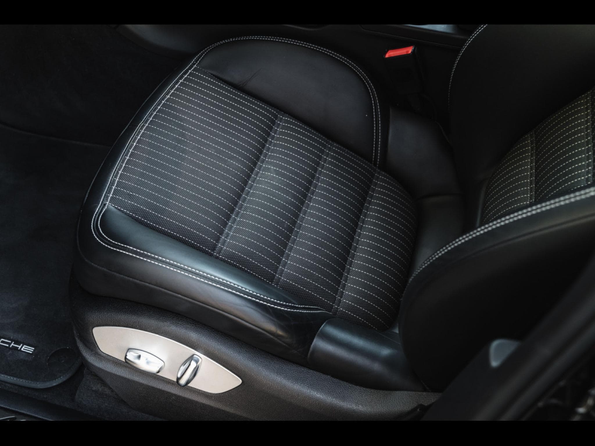 Porsche Macan III T PDK (2023) - Photo 18