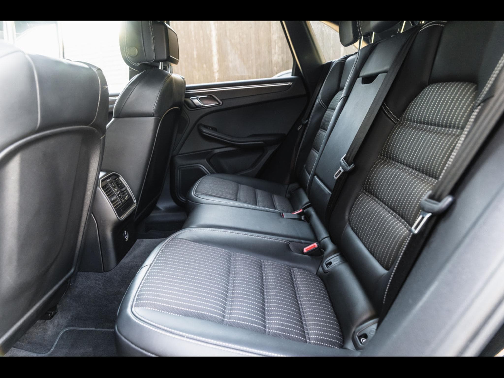 Porsche Macan III T PDK (2023) - Photo 21
