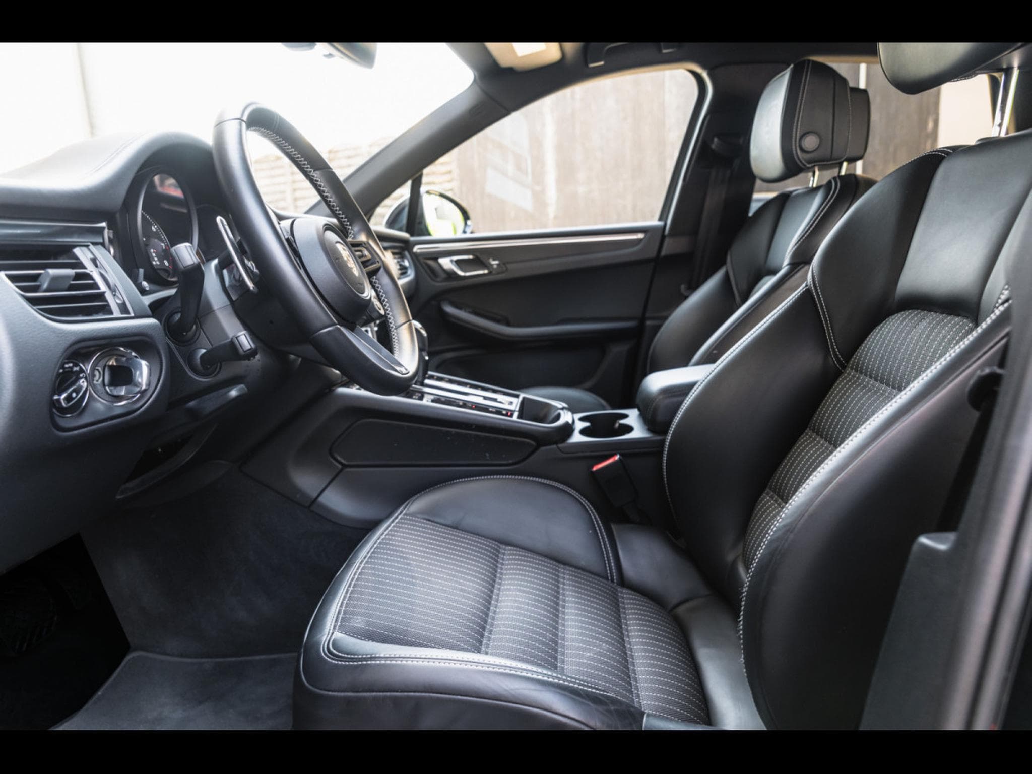 Porsche Macan III T PDK (2023) - Photo 22