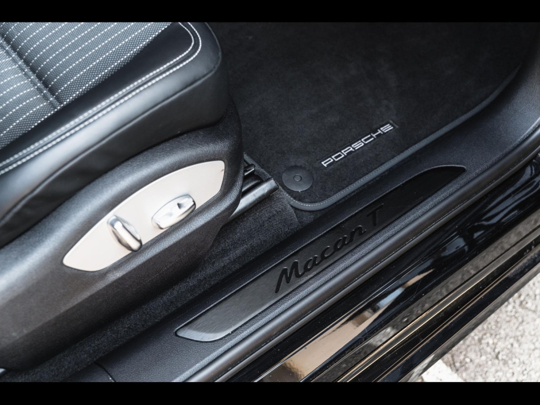 Porsche Macan III T PDK (2023) - Photo 23