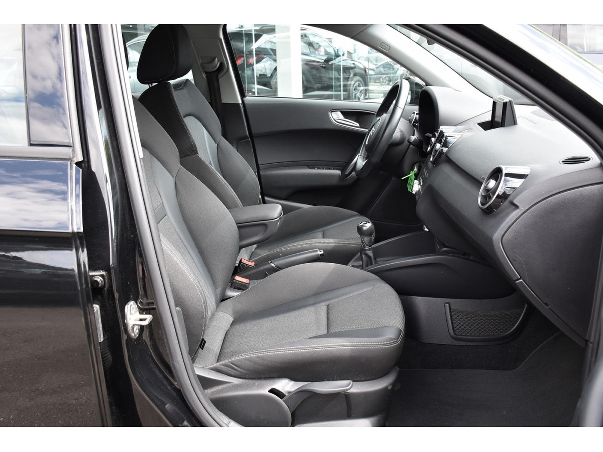 Audi A1 Sportback 1.4 TFSI Sport GPS XENON 1° MAIN CARNET (2015) - Photo 7